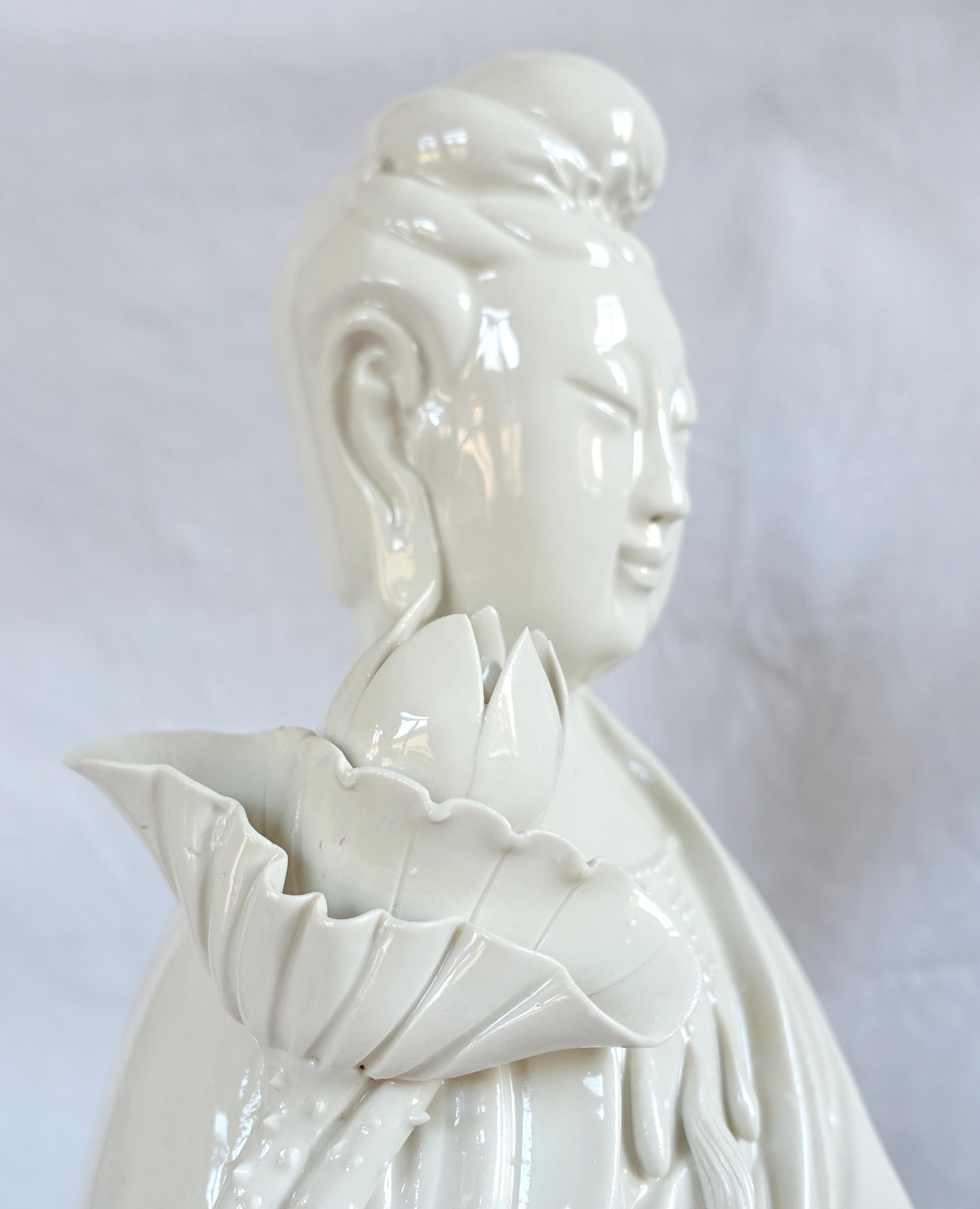 Porcelain Blanc de Chine Guanyin statue, China circa 1900 - 51cm For Sale 3