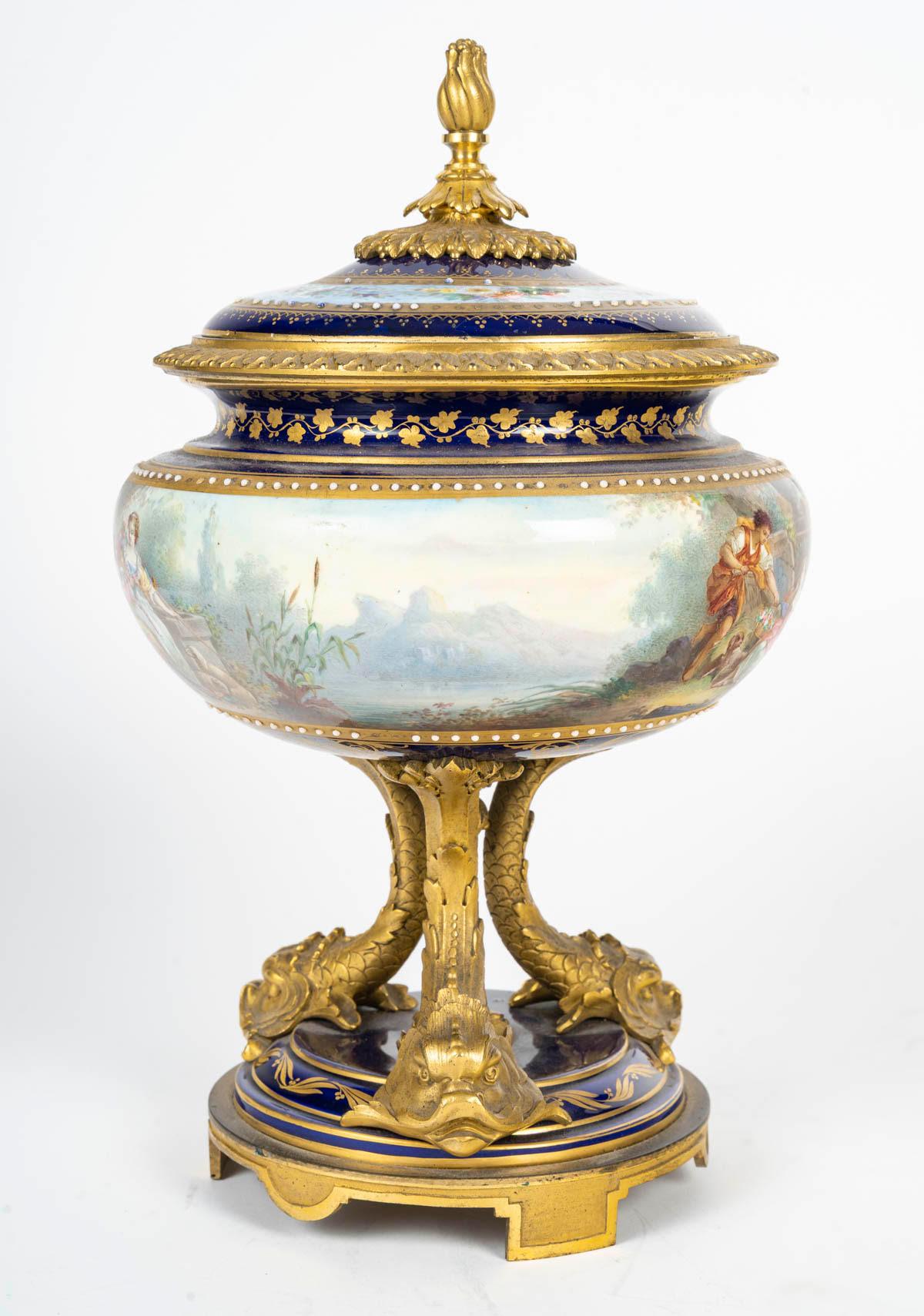 Bonbonnière en porcelaine dans le goût de Sèvres et bronze doré, XIXe siècle.

Une bonbonnière du XIXe siècle, époque Napoléon III, porcelaine peinte et émaillée dans le goût de Sèvres, bronze doré.
H : 30cm, D : 19cm