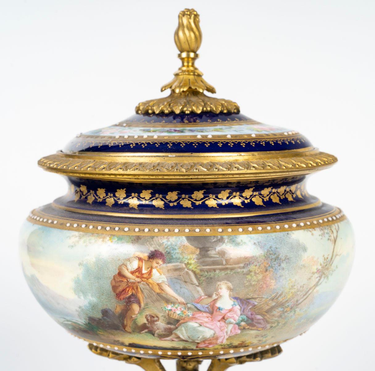 Napoléon III Bonbonnière en porcelaine dans le goût de Sèvres et bronze doré, XIXe siècle. en vente