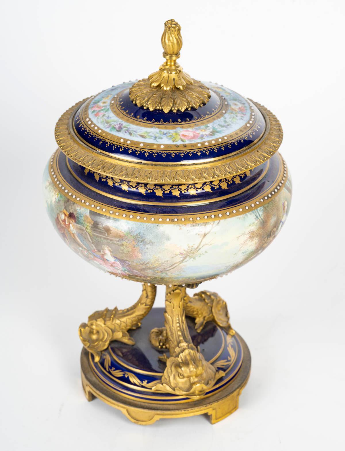 Français Bonbonnière en porcelaine dans le goût de Sèvres et bronze doré, XIXe siècle. en vente