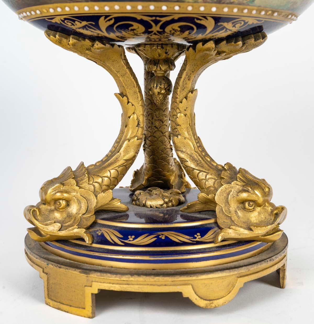 Émaillé Bonbonnière en porcelaine dans le goût de Sèvres et bronze doré, XIXe siècle. en vente