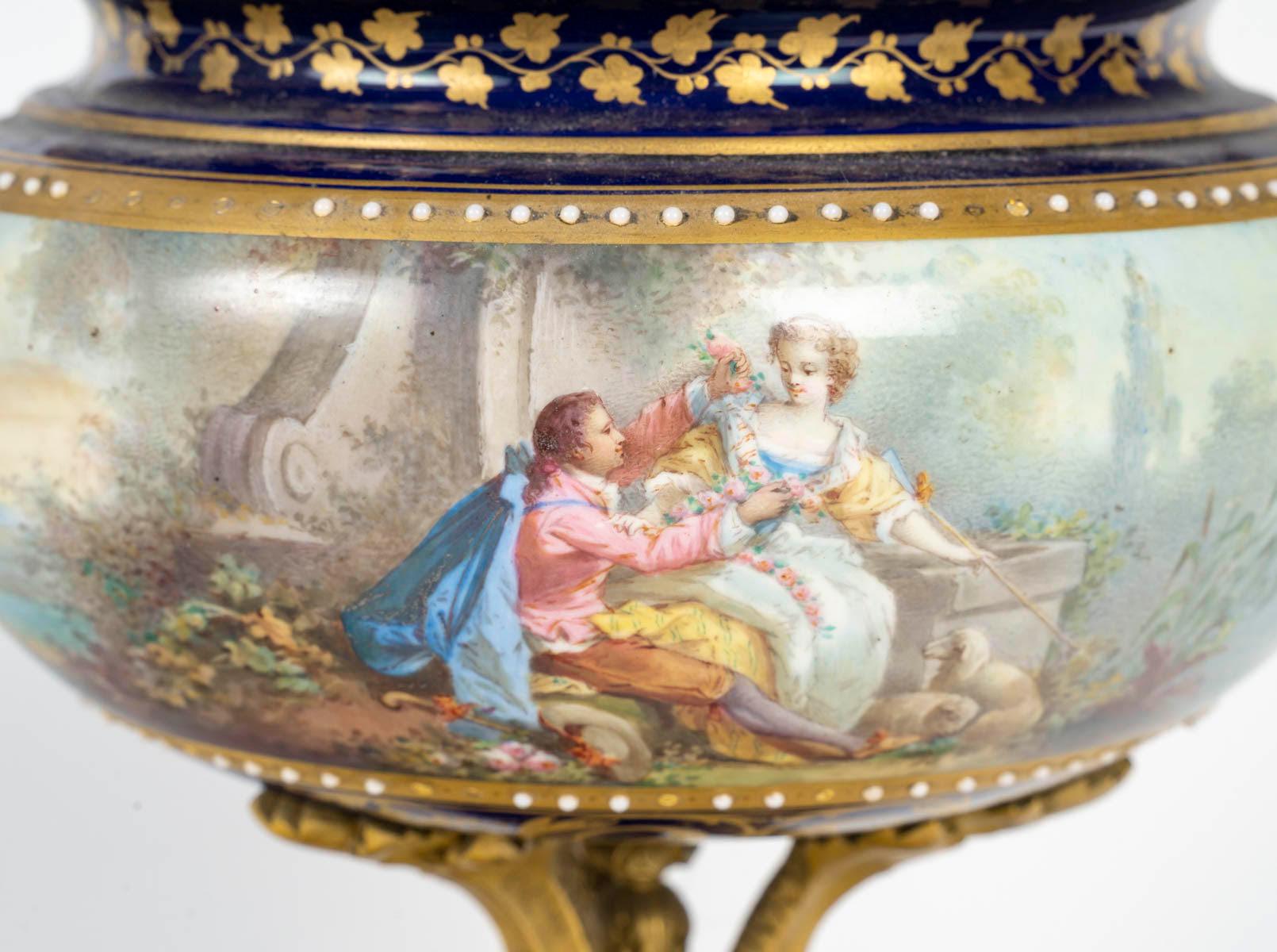 Bonbonnière en porcelaine dans le goût de Sèvres et bronze doré, XIXe siècle. Bon état - En vente à Saint-Ouen, FR