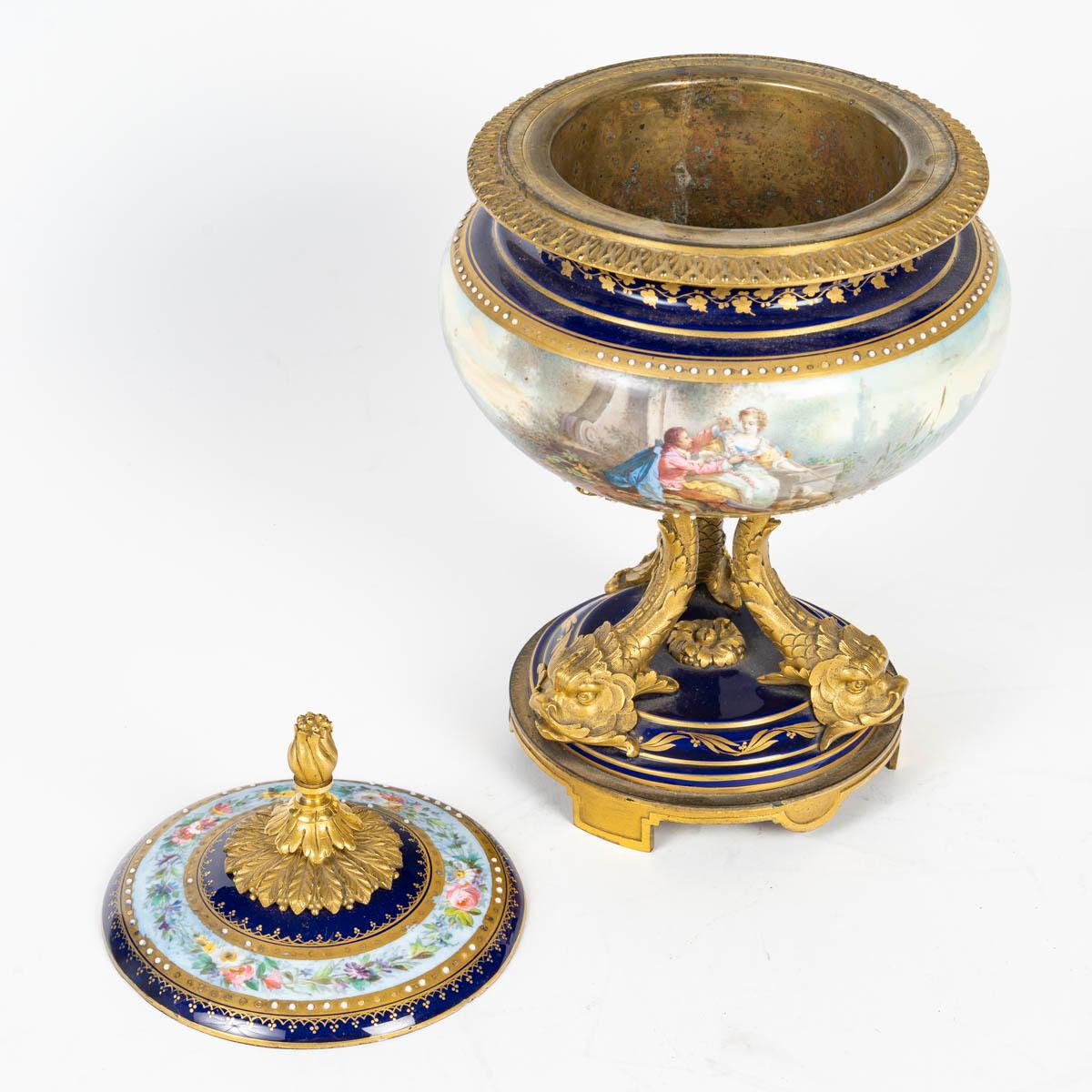 Bronze Bonbonnière en porcelaine dans le goût de Sèvres et bronze doré, XIXe siècle. en vente