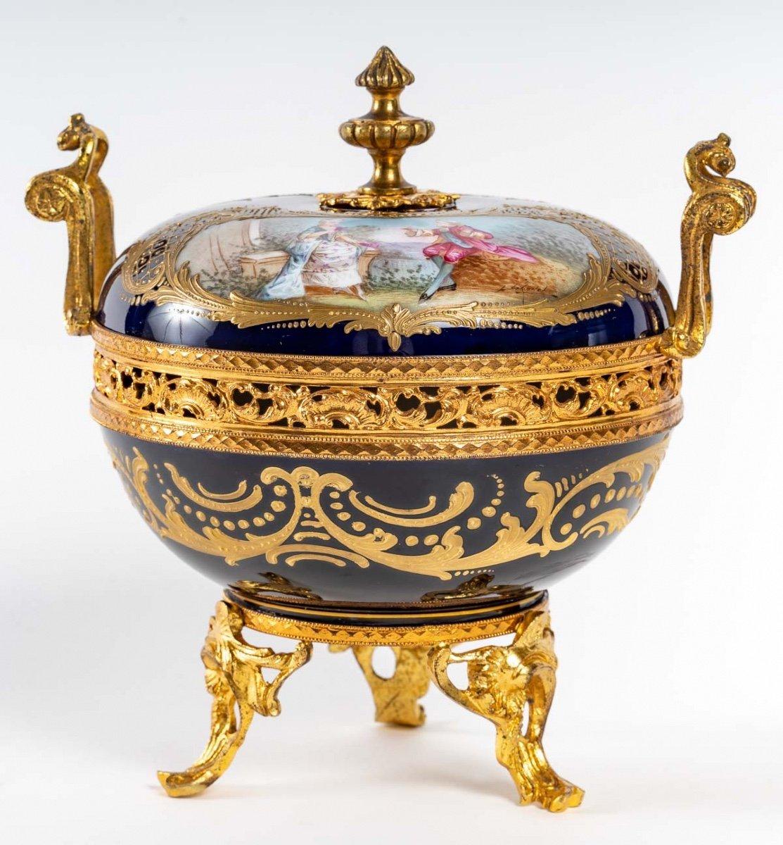 Blue Porcelain bonbonniere mounted in gilt bronze, Sèvres, France, 19th century, Napoleon III period
in perfect condition.
Measures: H: 17 cm, D: 18 cm.