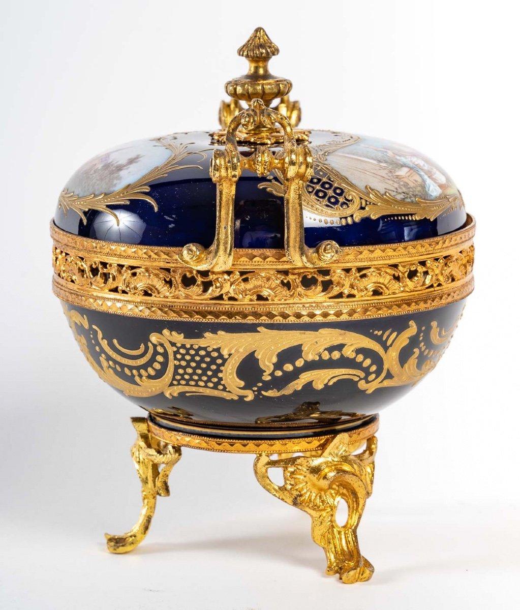 Porcelain Bonbonniere, Sèvres, Napoleon III In Good Condition In Saint-Ouen, FR