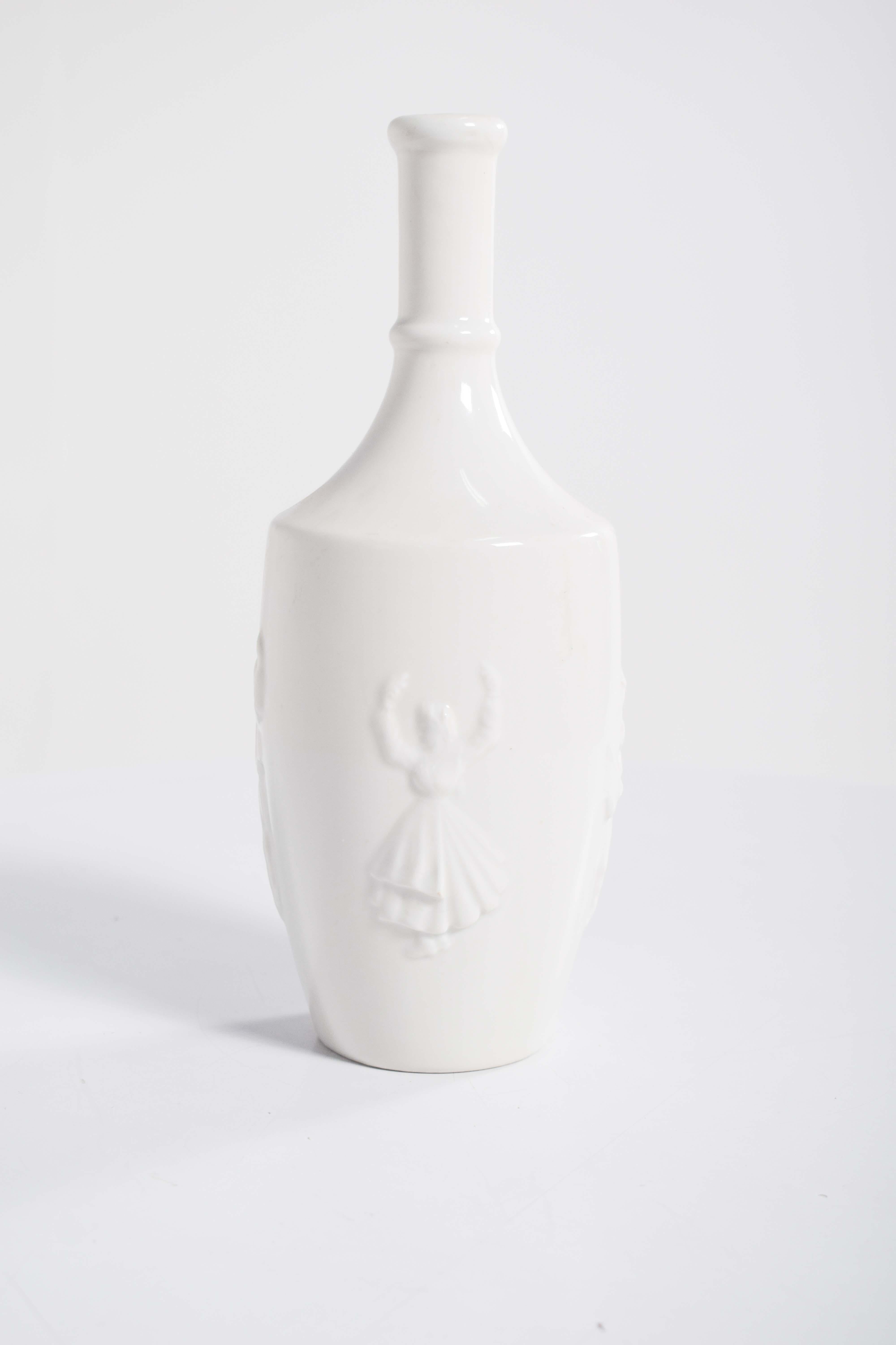 Botella de porcelana blanca esmaltada con figuras en relieve Moderno de mediados de siglo en venta