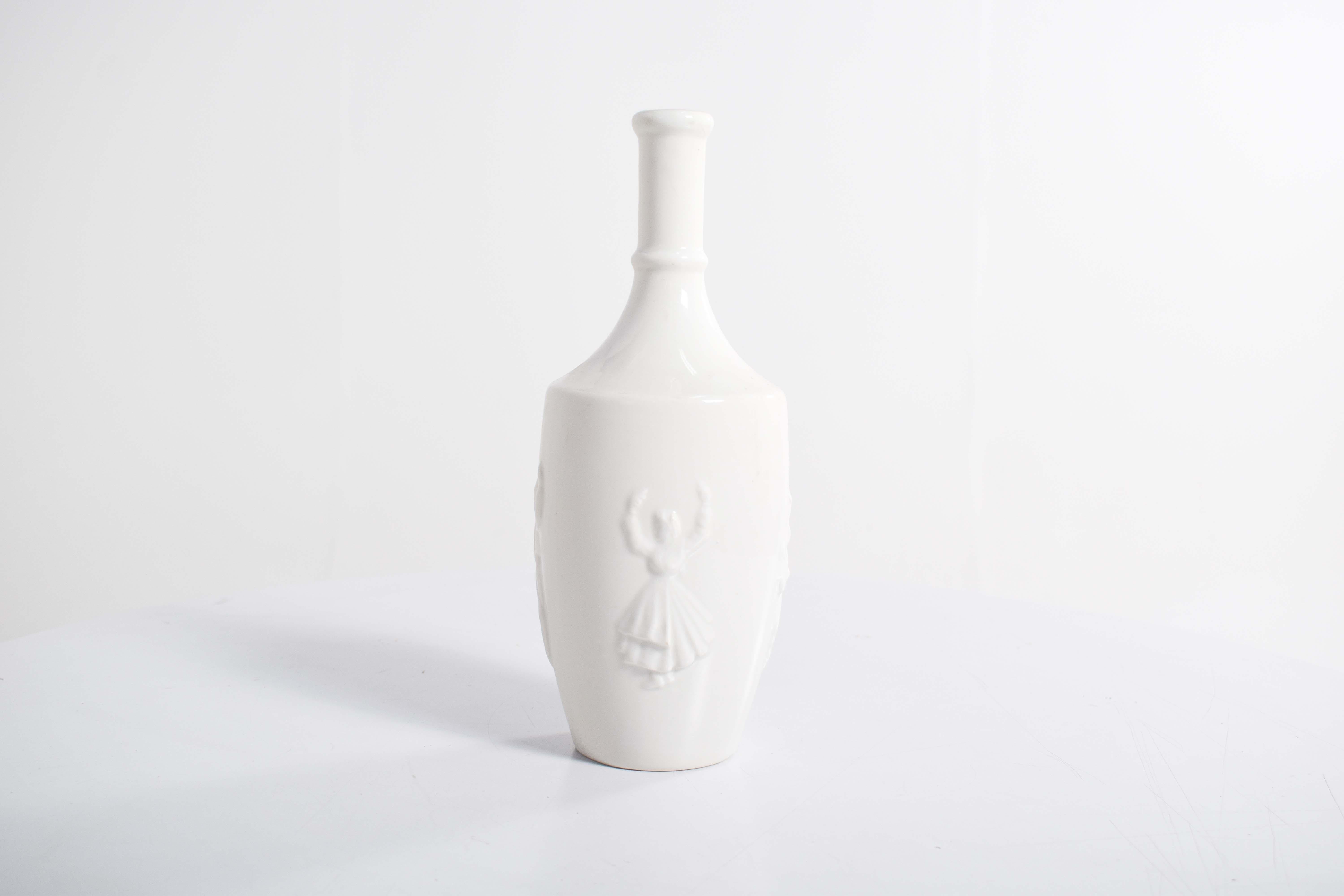 Botella de porcelana blanca esmaltada con figuras en relieve Portugués en venta