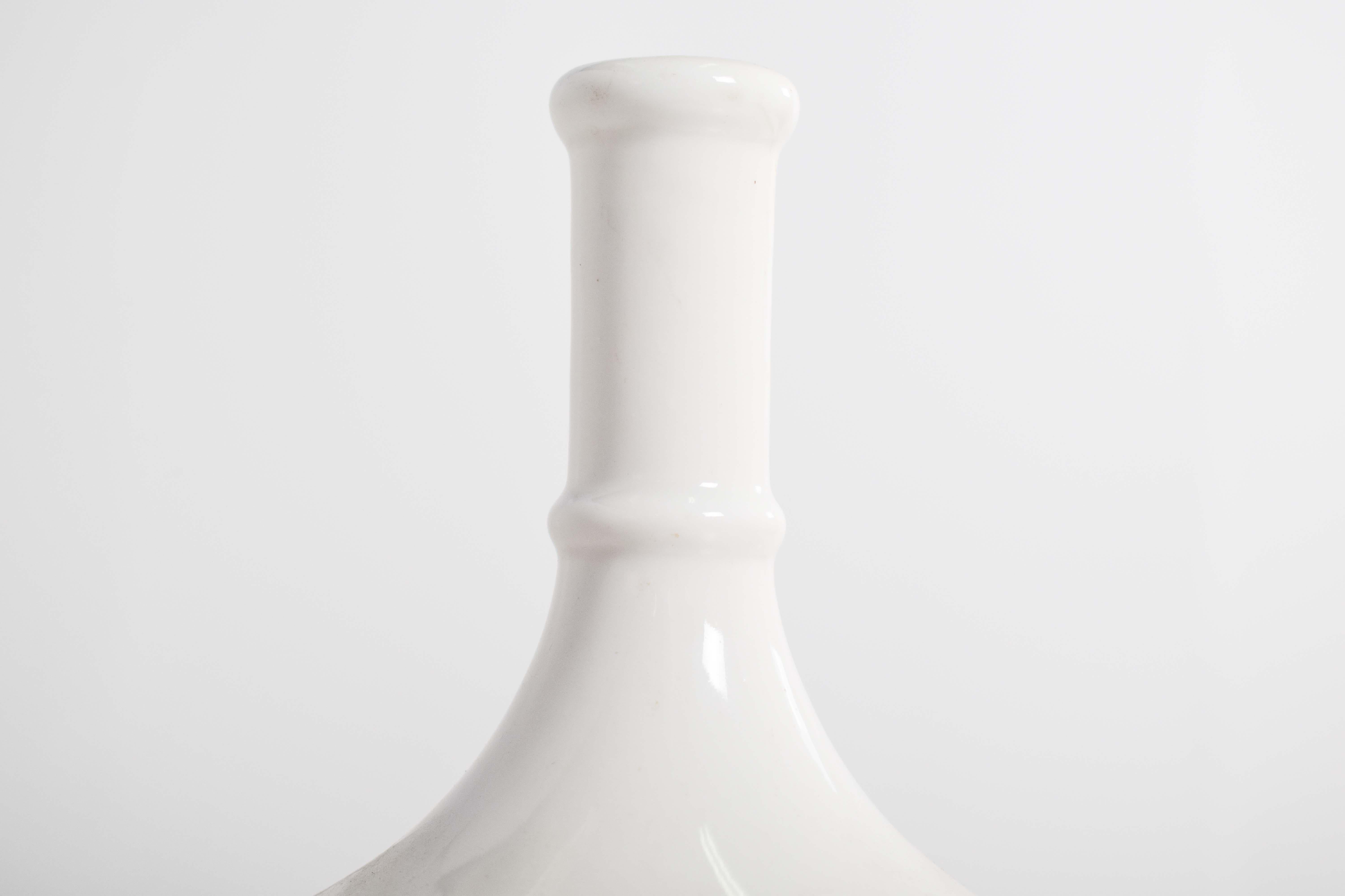 Botella de porcelana blanca esmaltada con figuras en relieve en Bueno estado para la venta en Lisboa, Lisboa