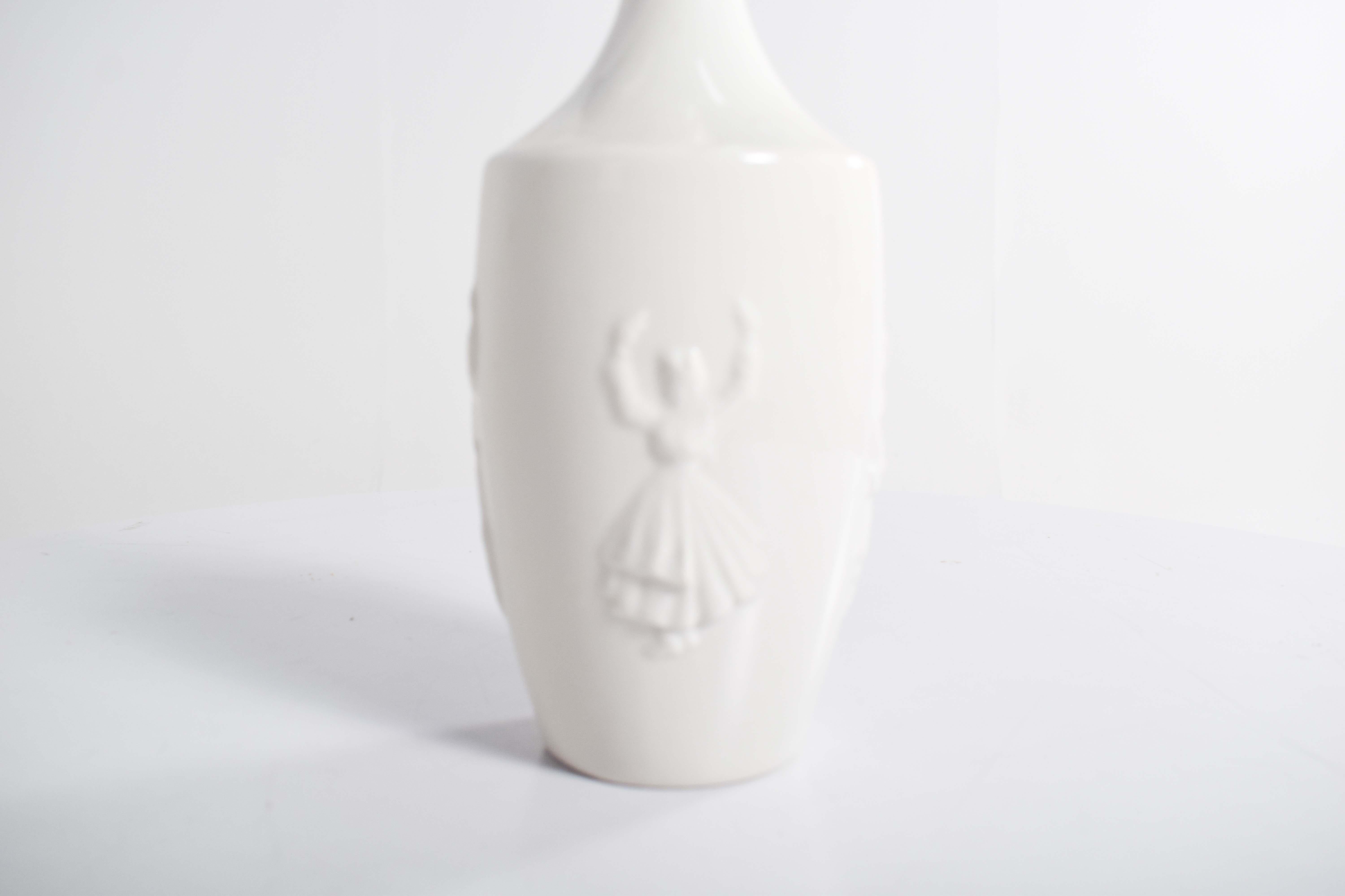 Botella de porcelana blanca esmaltada con figuras en relieve siglo XIX en venta