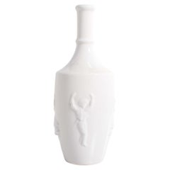 Bouteille en porcelaine blanche émaillée avec des figures en relief