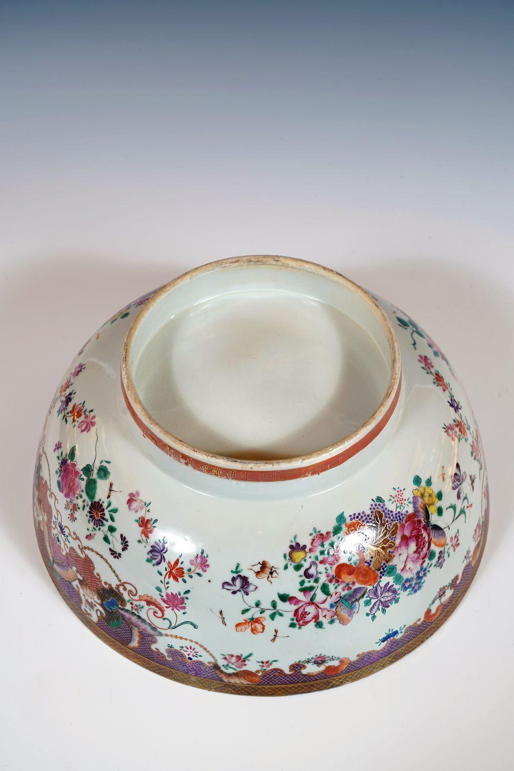 Chine 18e siècle (bol) - France  19ème siècle (monture)

Belle coupe en porcelaine émaillée dans les tons rose-violet caractéristiques de la 