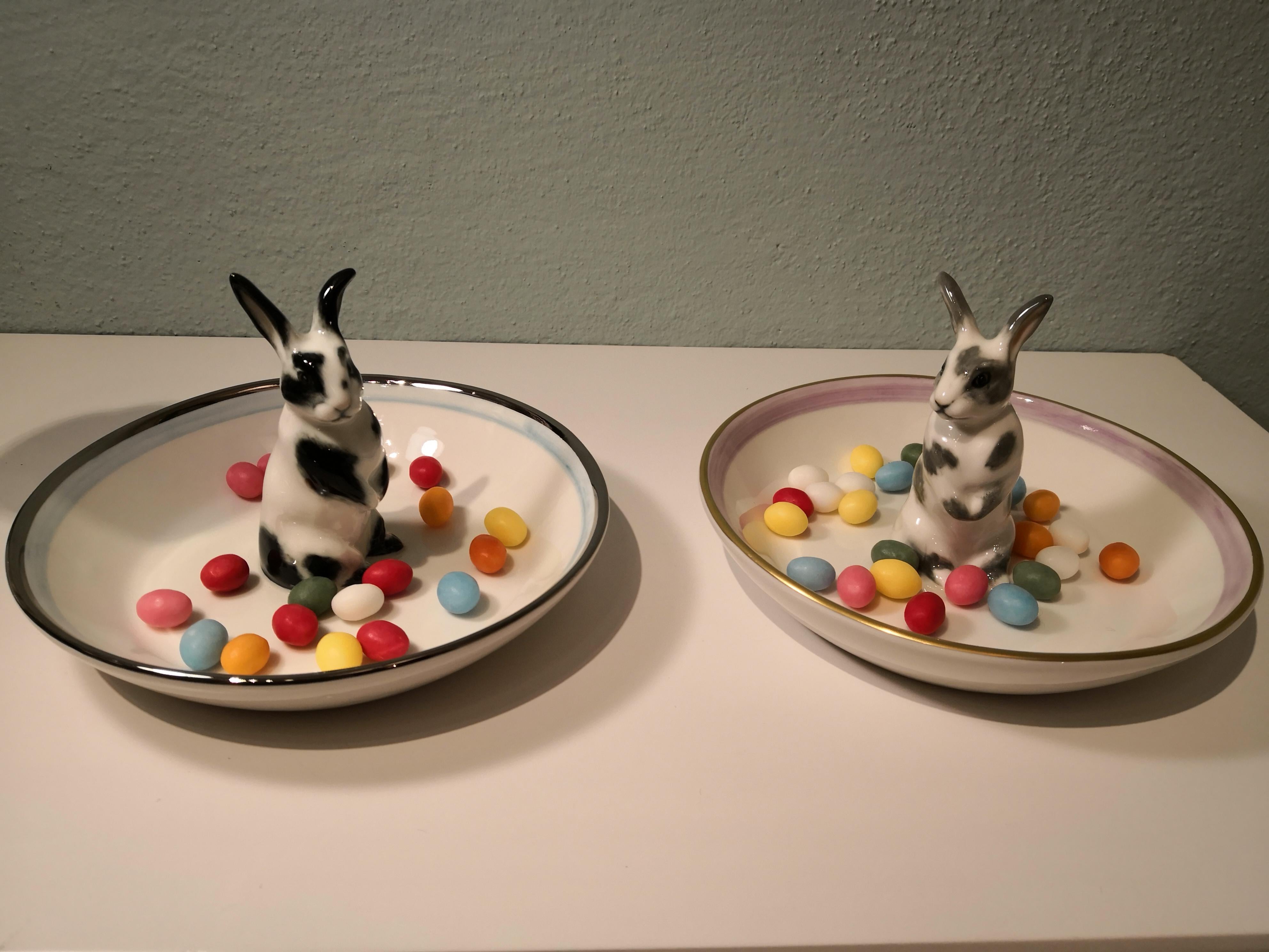 Vollständig handgefertigte Porzellanschale mit einem freihändig gemalten, naturalistischen Osterhasen in schwarzen und weißen Farben. Das Kaninchen sitzt in der Mitte der Schale, um Nüsse oder Süßigkeiten um die Figur herum zu dekorieren. Umrandet