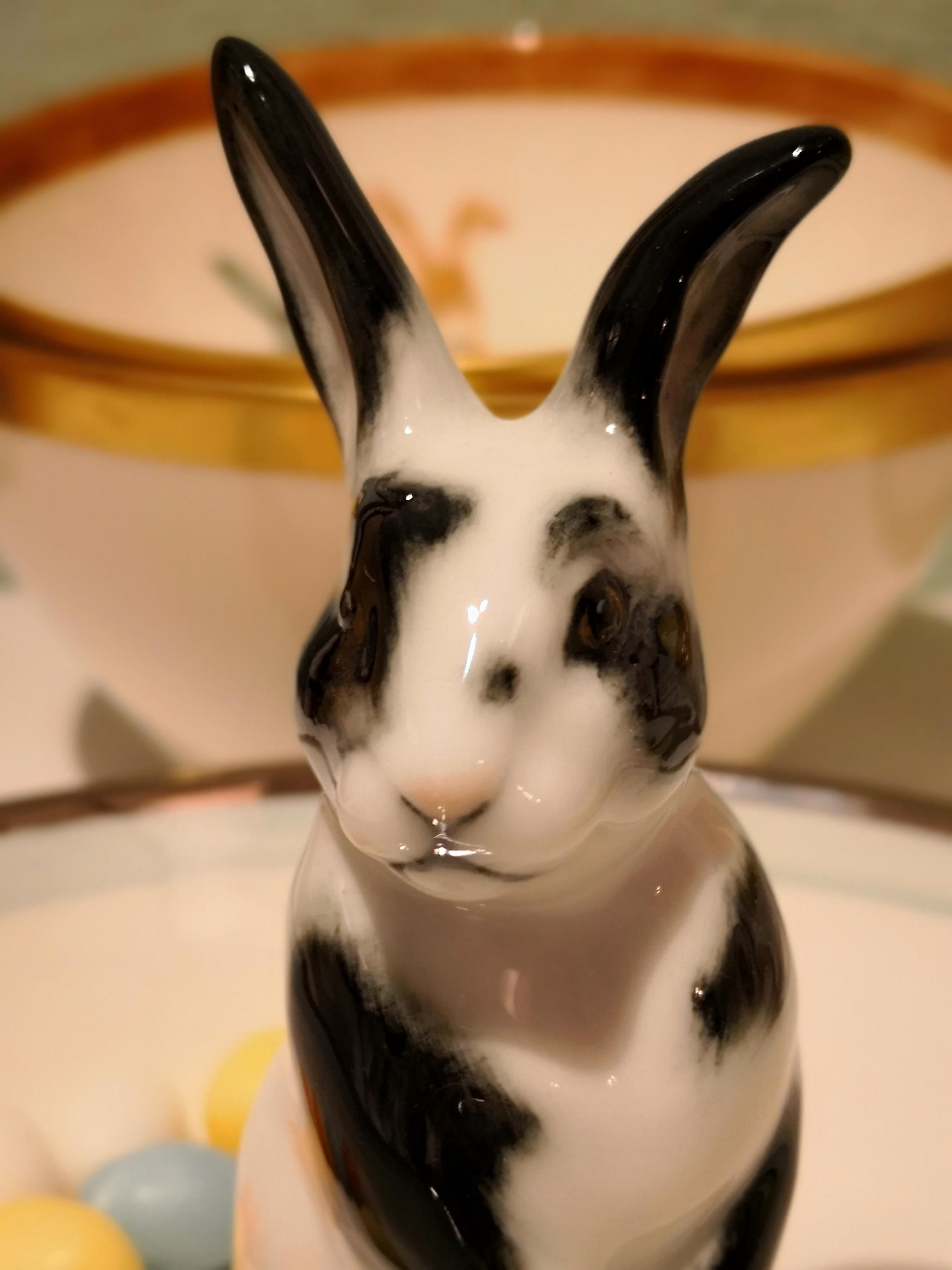 Peint à la main Bol en porcelaine peint à la main avec une figurine de lapin Sofina Boutique Kitzbuehel en vente