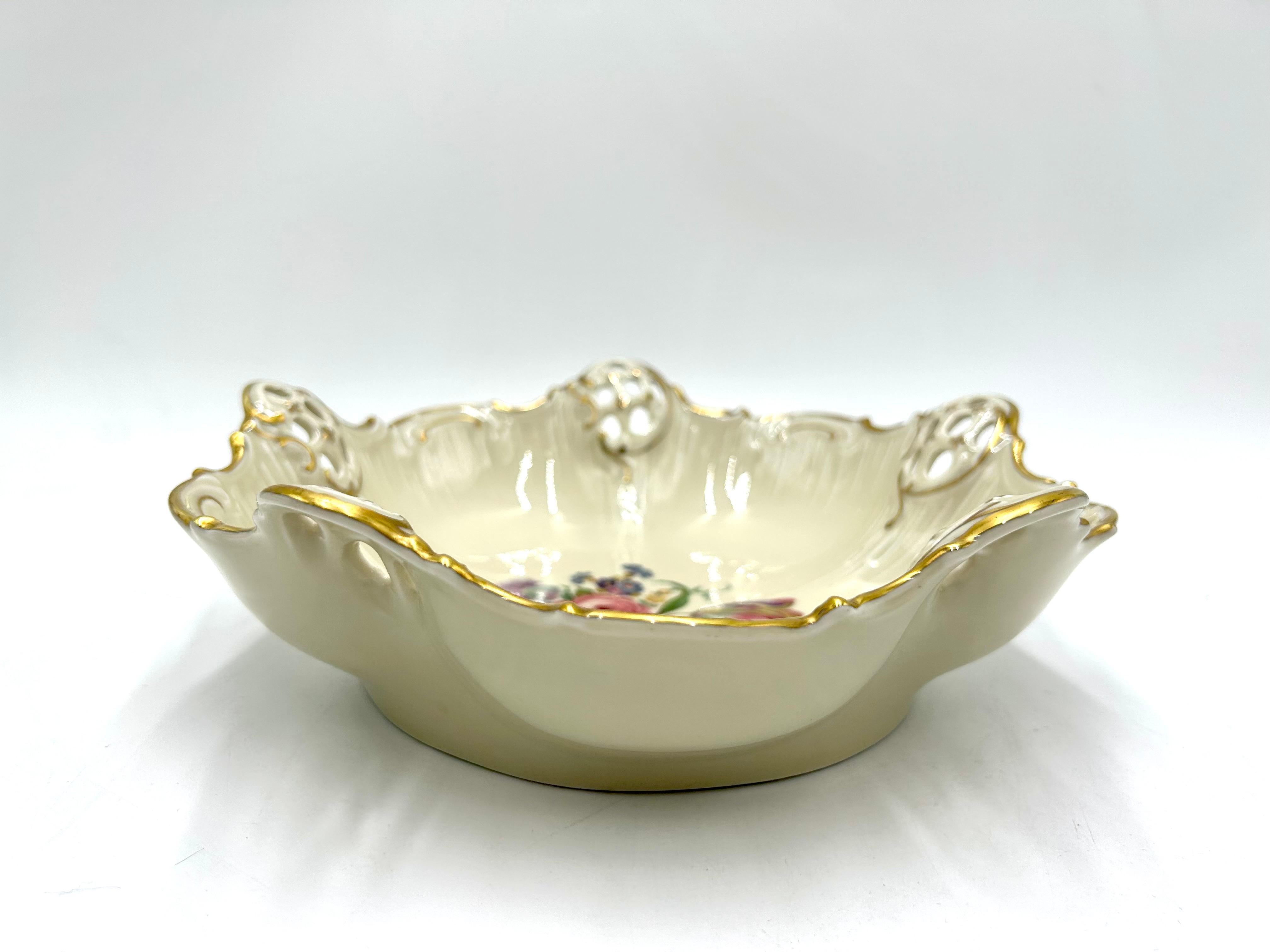Porcelain openwork bowl made of ecru porcelain, decorated with gilding and a bouquet of flowers motif. A product of the valued German manufacturer Rosenthal from the Moliere series. Signed with the mark used in the years 1938-1952. Very good