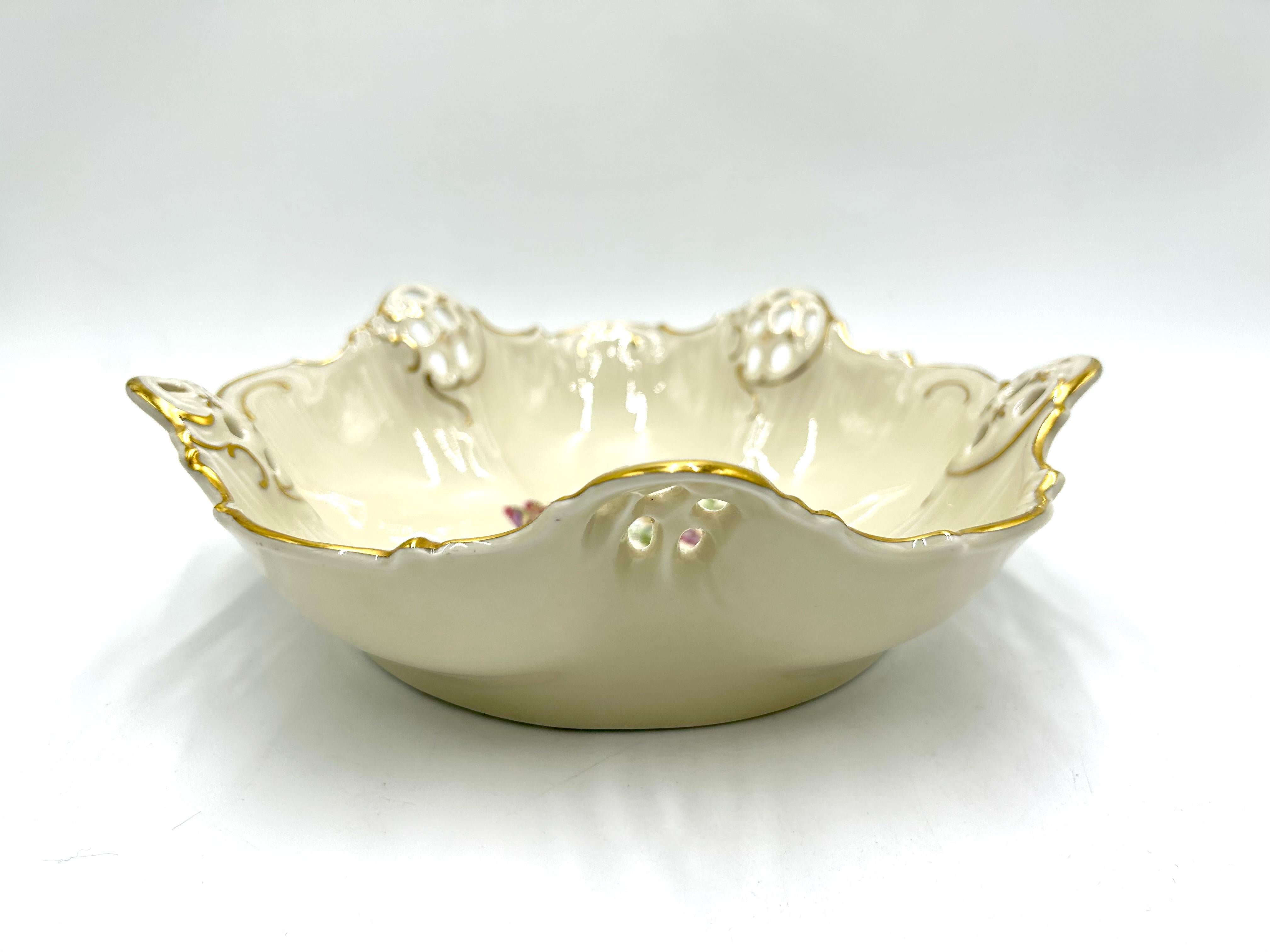 Cuenco de porcelana calada de color crudo, decorado con dorados y un motivo de ramo de flores. Un producto del apreciado fabricante alemán Rosenthal de la serie Moliere. Firmado con la marca utilizada en los años 1938-1952. Muy buen estado, sin