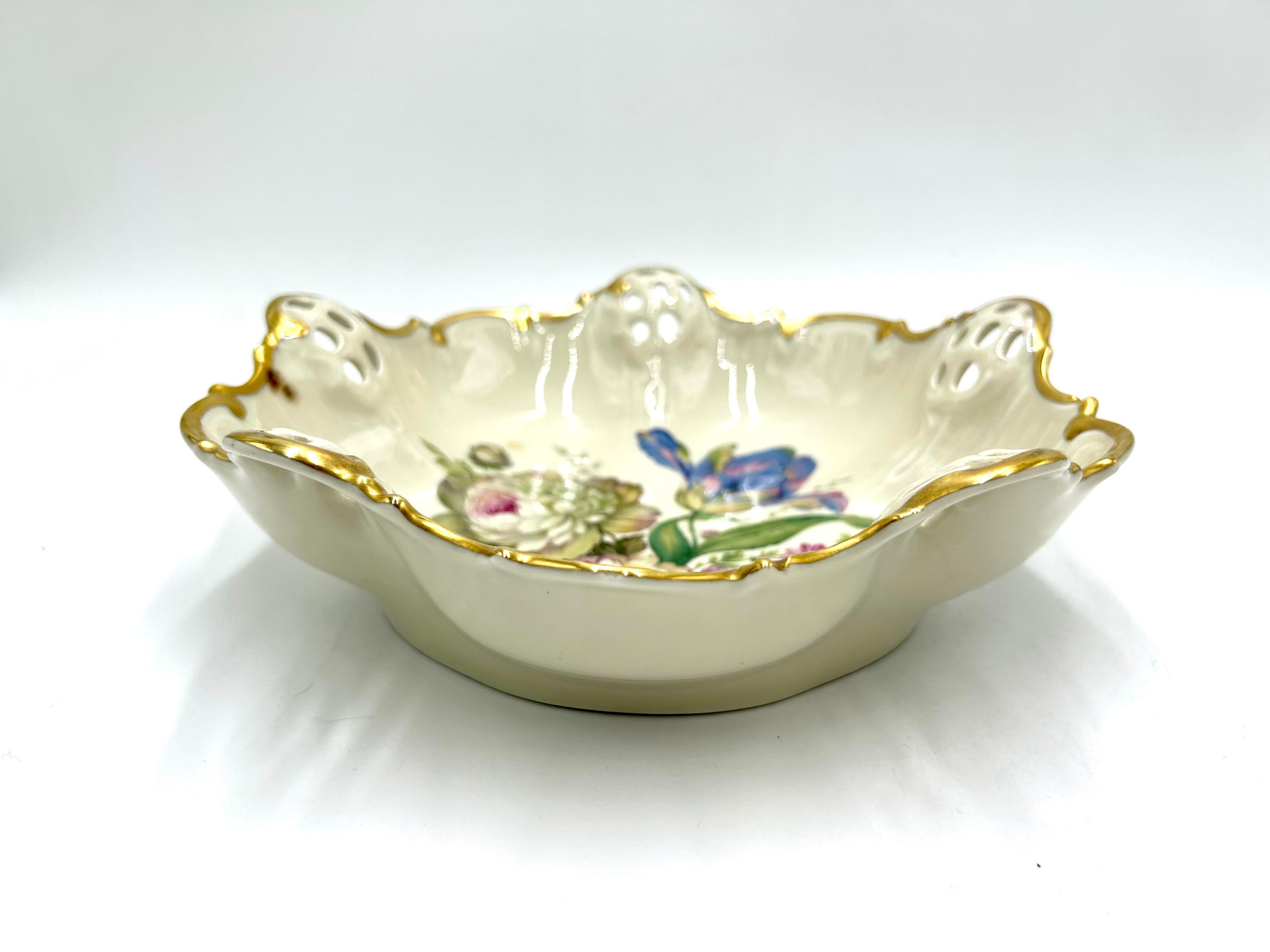 Porcelain openwork bowl made of ecru porcelain, decorated with gilding and a bouquet of flowers motif. A product of the valued German manufacturer Rosenthal from the Moliere series. Signed with the mark used in the years 1938-1952. Very good
