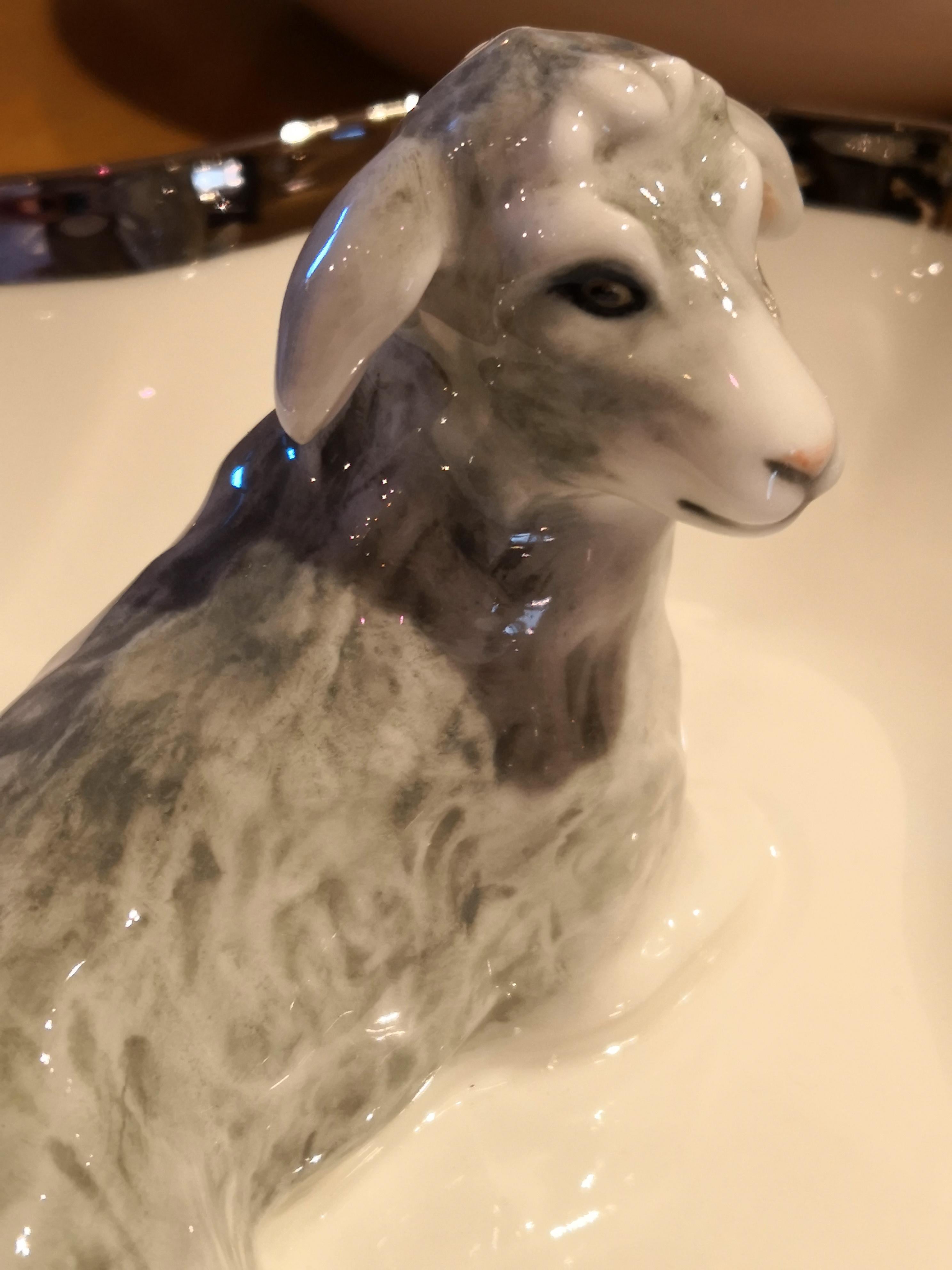 Country Bol en porcelaine peint à la main avec figurine d'agneau de Pâques Sofina Boutique Kitzbuehel en vente