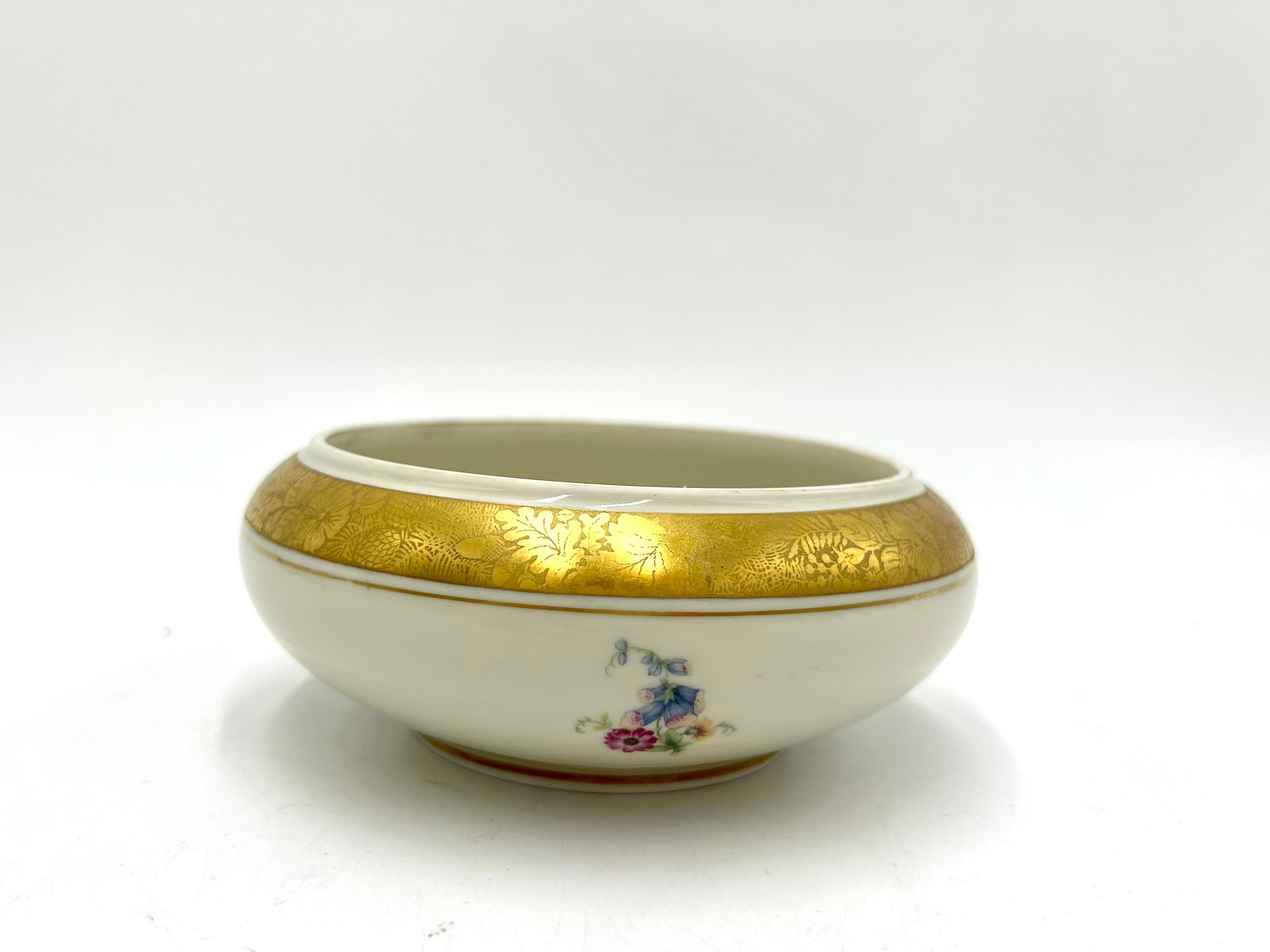 Porcelain bowl without a lid, produced by the excellent German Rosenthal factory in 1949. Very good condition, no damage.

Height 5 cm, Diameter 12.5 cm.