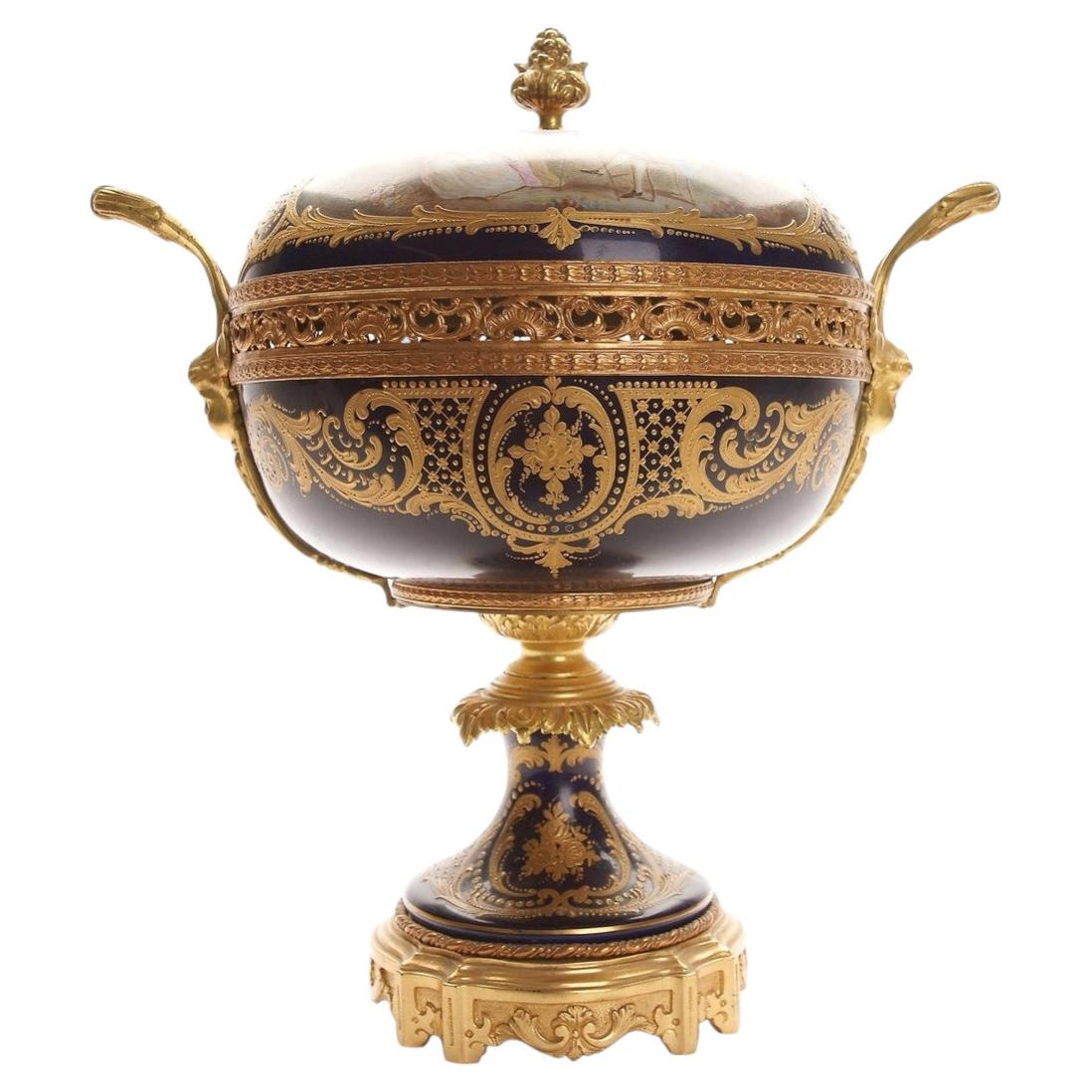 Porzellanschale mit Deckel, Frankreich, Sèvres, 1840 im Angebot