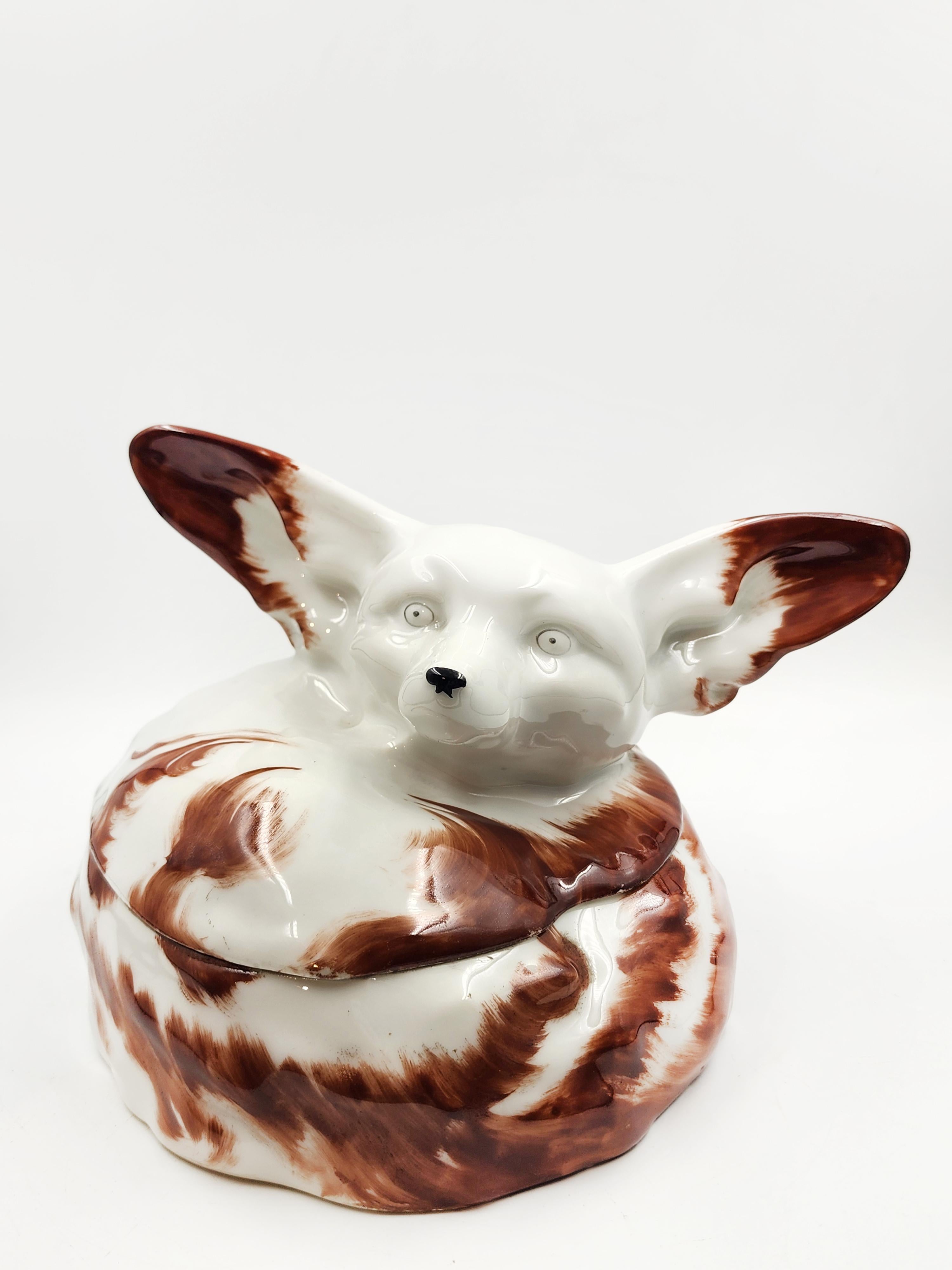 Porzellandose von Édouard-Marcel SANDOZ
Schöne Porzellandose, die einen Fennec-Fuchs in Weiß mit braunen Flecken darstellt. Das Modell wurde 1921 von dem großen Schweizer Bildhauer Édouard-Marcel Sandoz geschaffen und stammt von Théodore Haviland