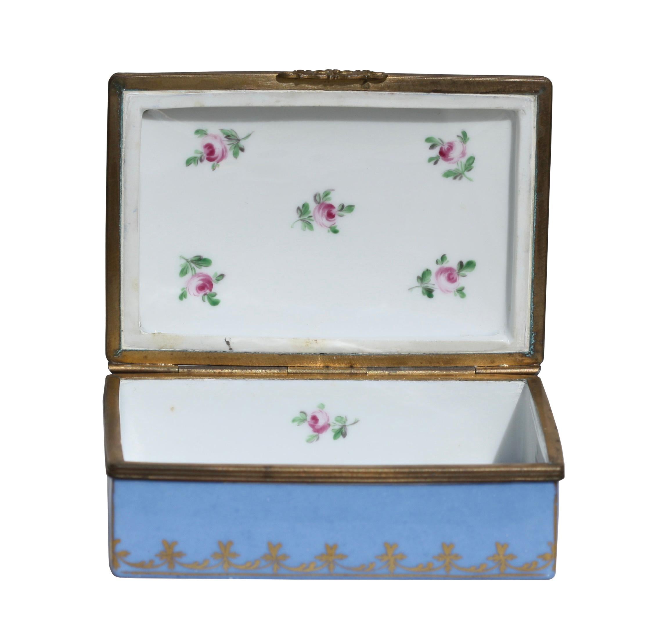 Porcelain Box, English, Late 19th Century In Good Condition For Sale In West Palm Beach, FL