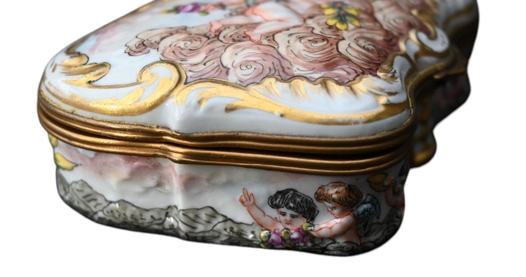 Caja de porcelana italiana Capodimonte Siglo XIX. siglo XIX en venta