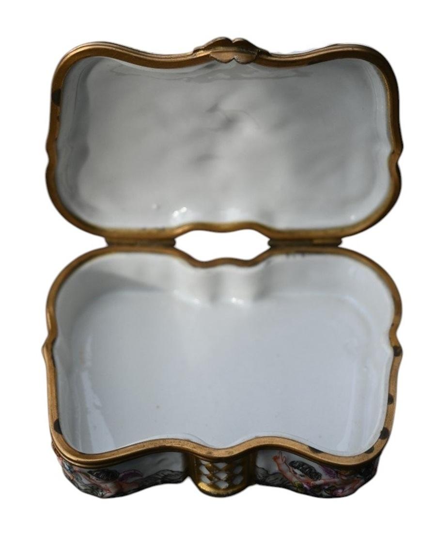 Caja de porcelana italiana Capodimonte Siglo XIX. Bronce en venta