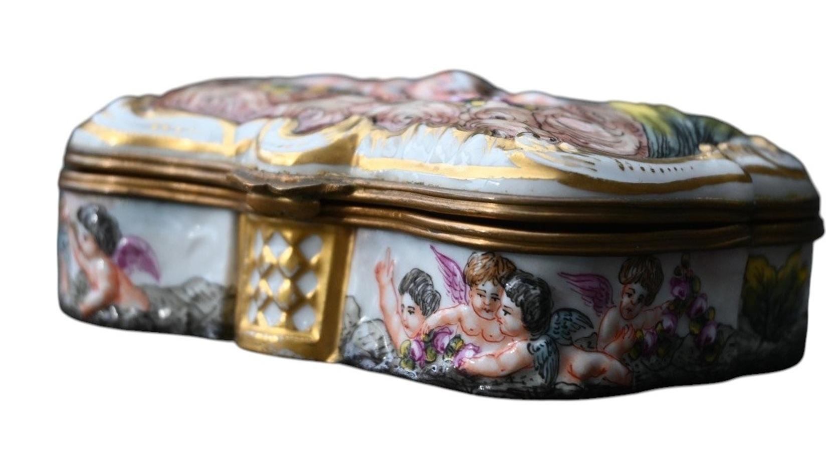Caja de porcelana italiana Capodimonte Siglo XIX. en venta 1