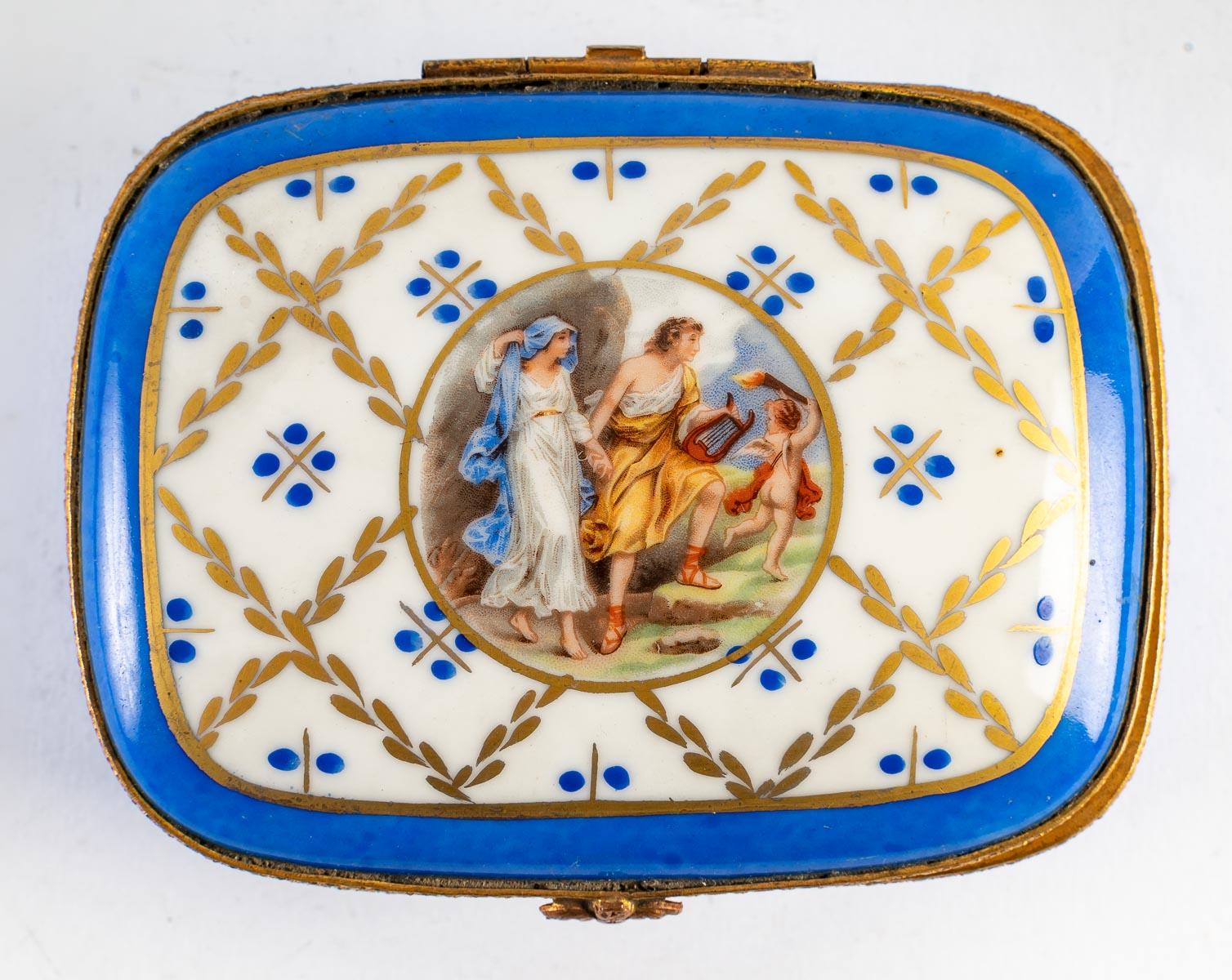 European Porcelain Box, Late 19th-Early 20th Century For Sale