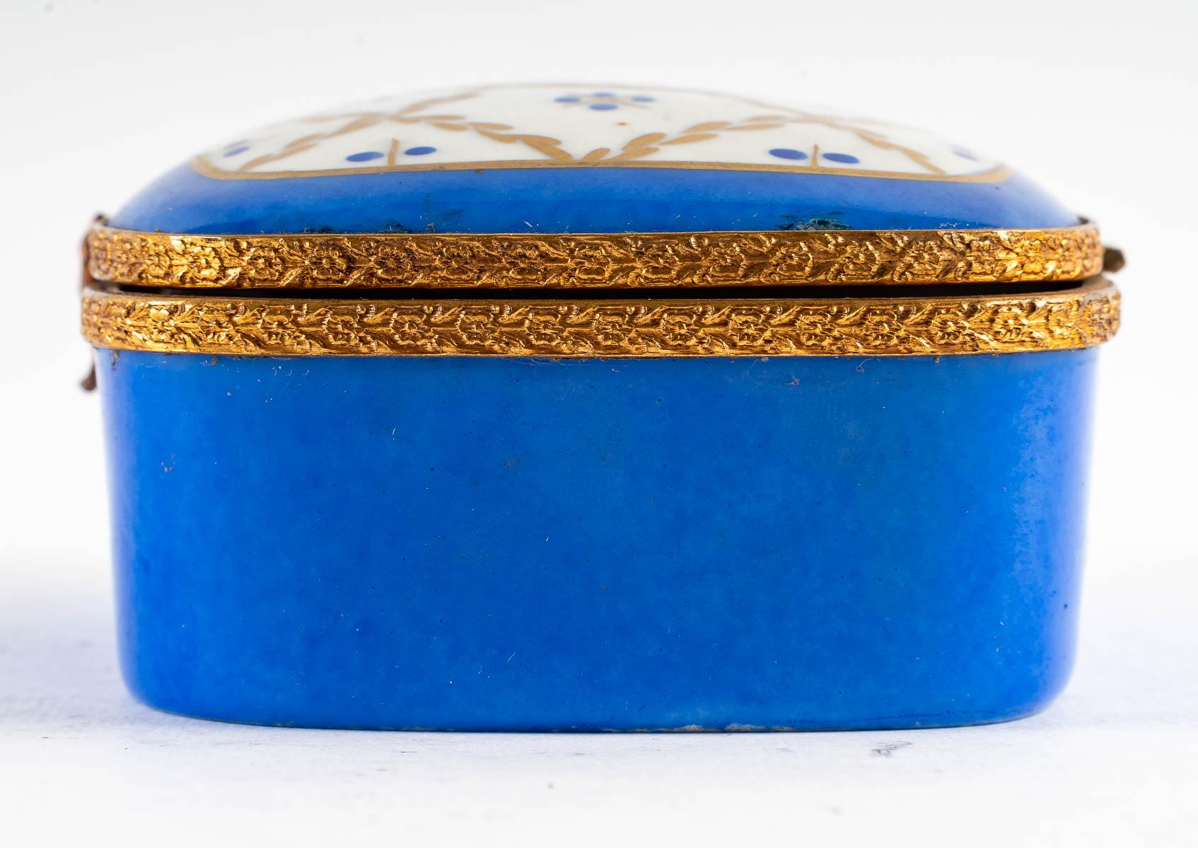 Porcelain Box, Late 19th-Early 20th Century For Sale 1
