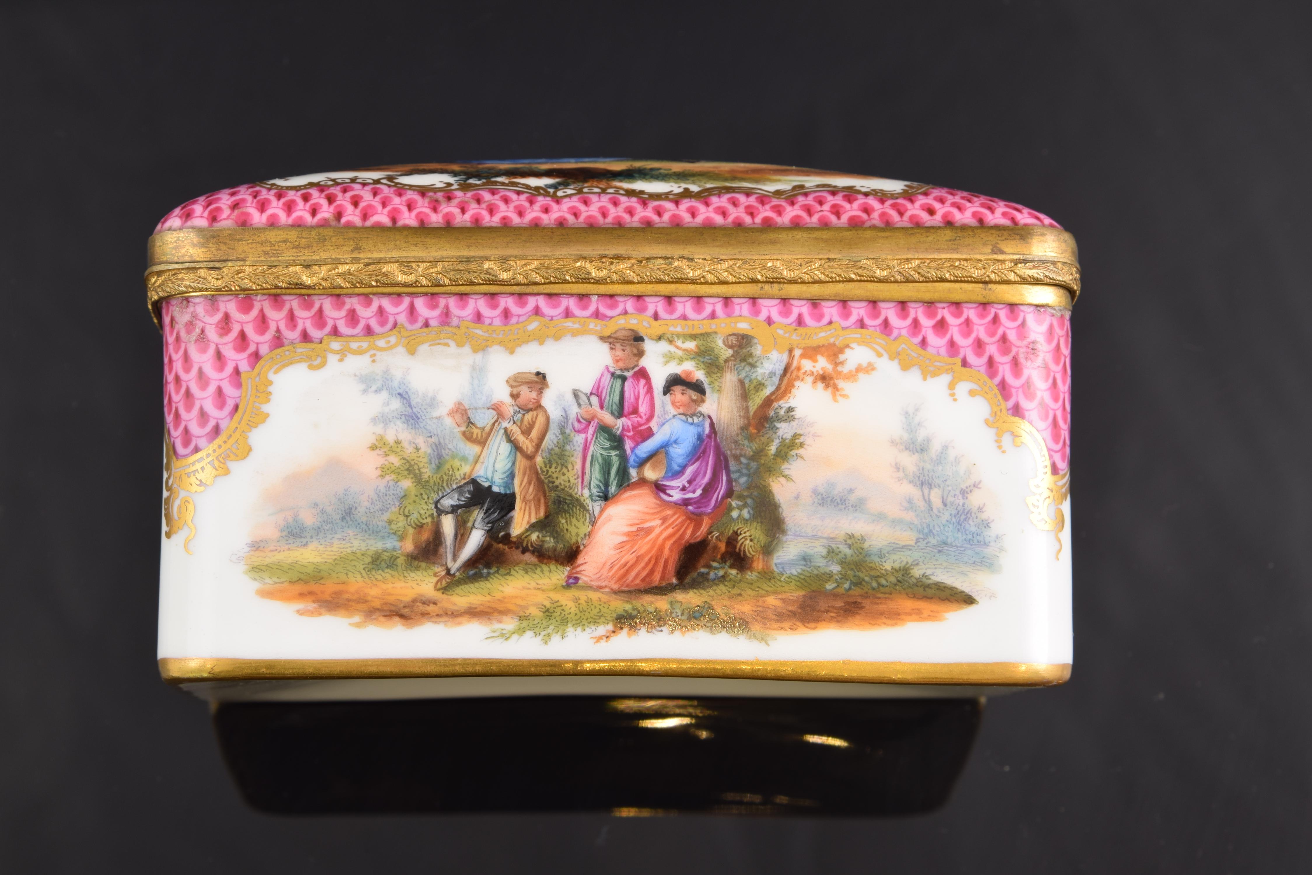 Porcelain Box, Potschappel-Dresden, Germany, 19th Century, with Brand Mark In Good Condition For Sale In Madrid, ES