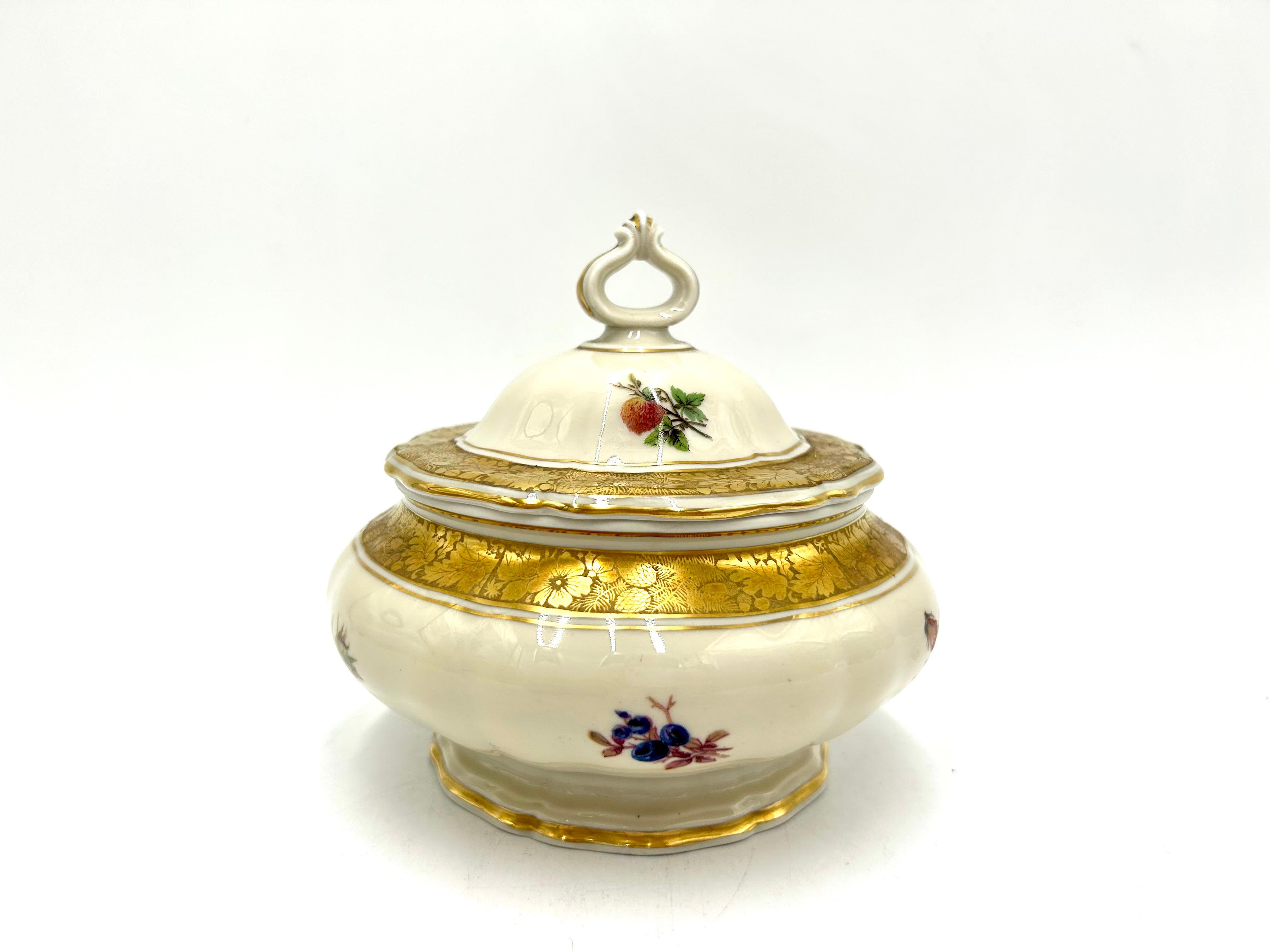Porcelain casket with a lid - a box from the Chippendale collection, made in Germany by the excellent Rosenthal factory. Ivory-colored porcelain decorated with gilding on the edges and a delicate motif of a bouquet of flowers. The product is marked
