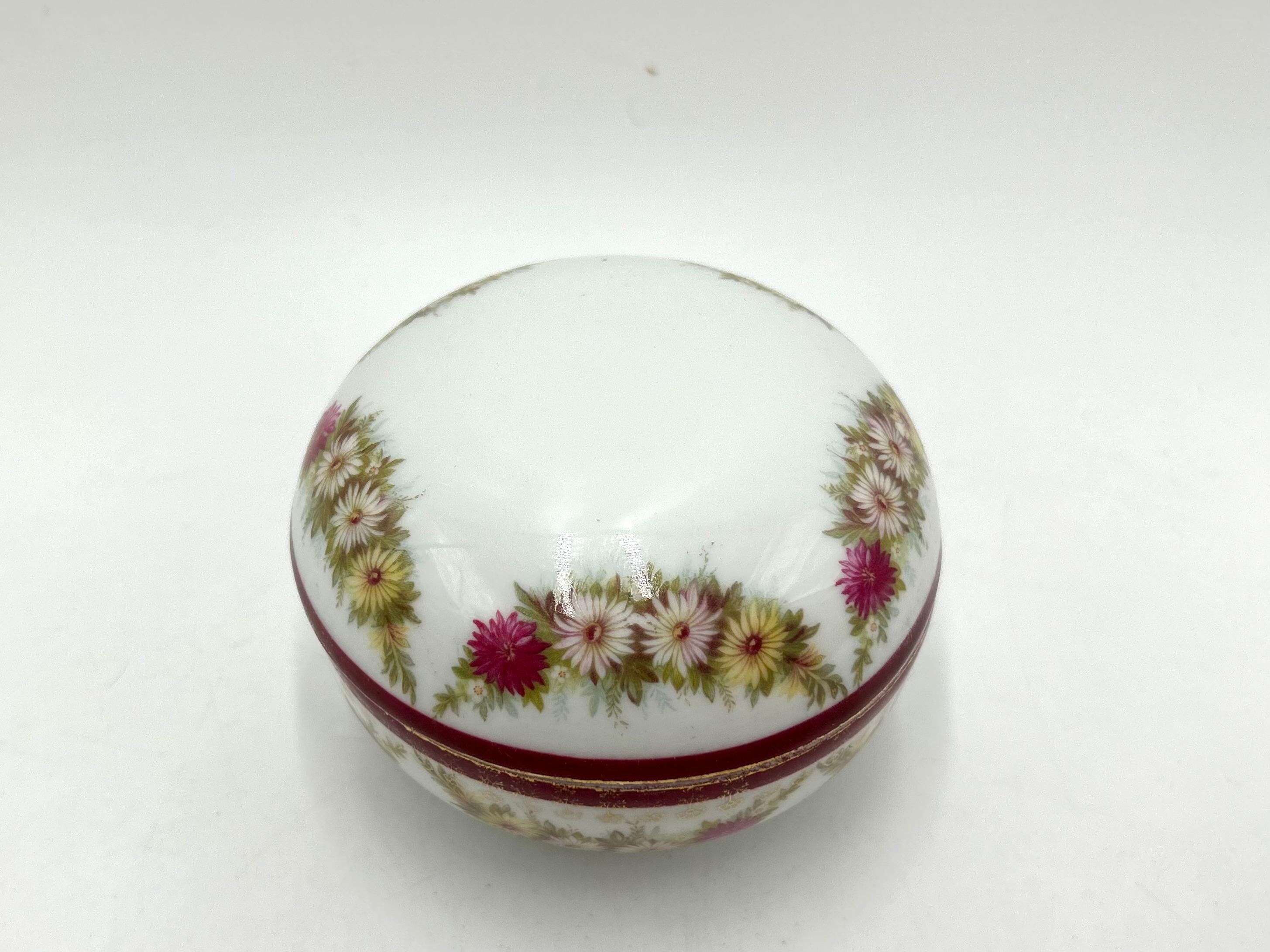 Porcelain casket made of white porcelain, decorated with a floral motif.
The gilding is slightly worn, very good condition, no cracks or chips.
Casket signed with a mark from 1910.
Measures: Height 6.5 cm
Diameter 10cm.
