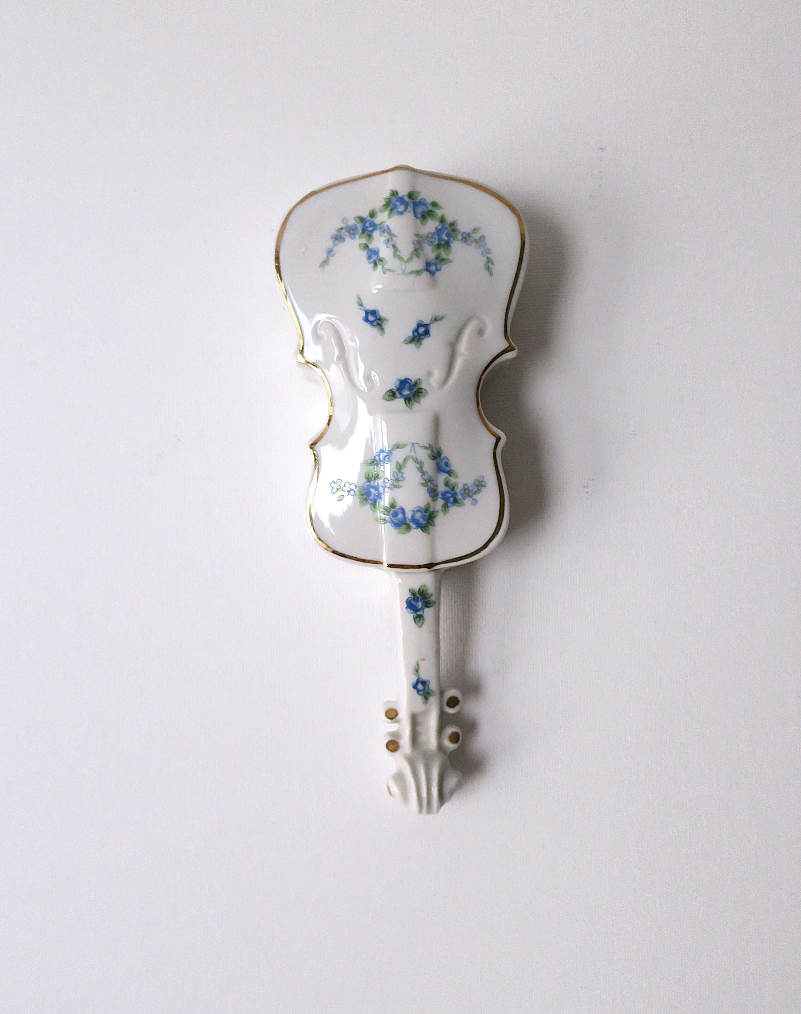 Japanese Porcelain Box with Chintz Design For Sale