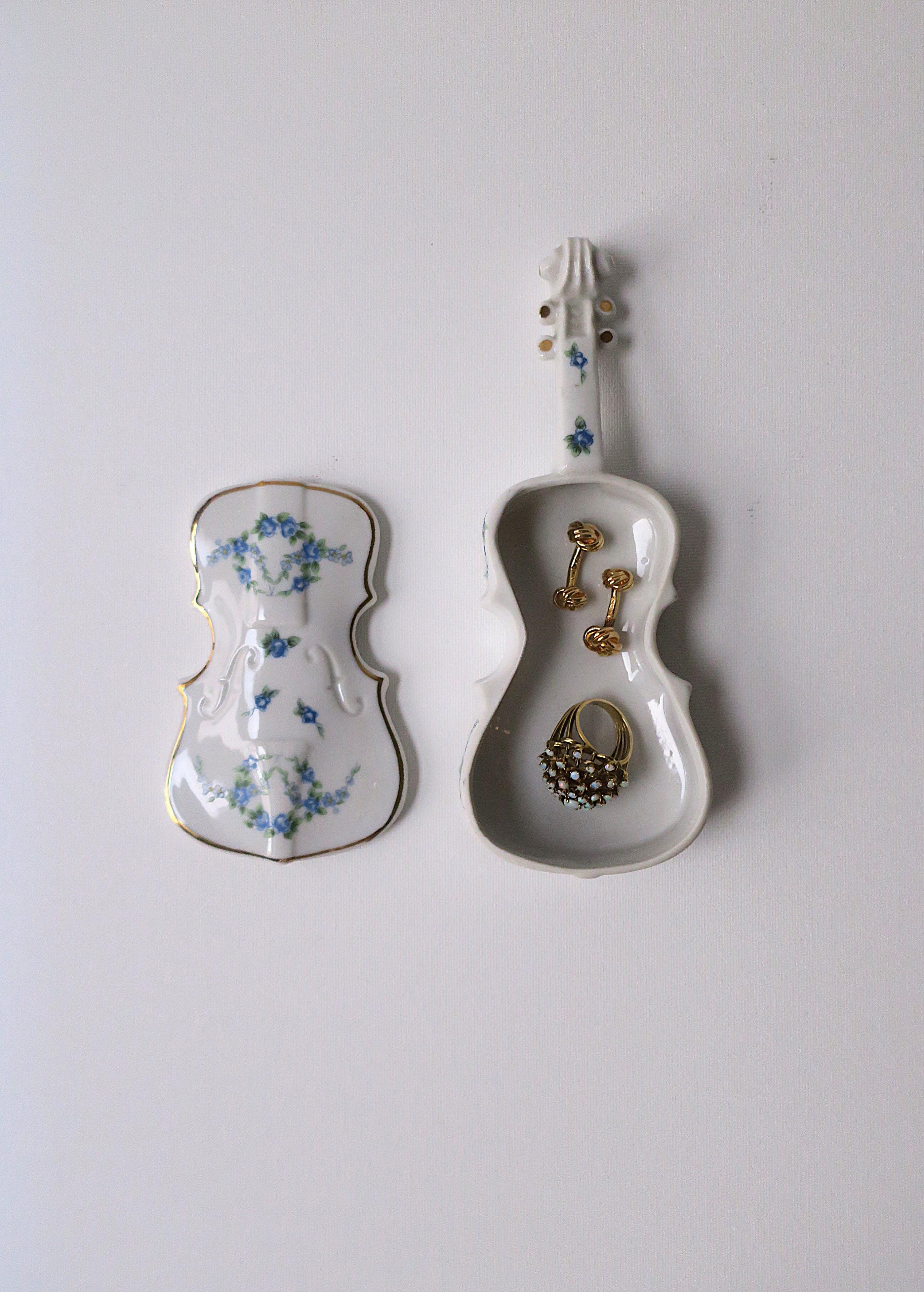 Porcelain Box with Chintz Design In Good Condition For Sale In New York, NY