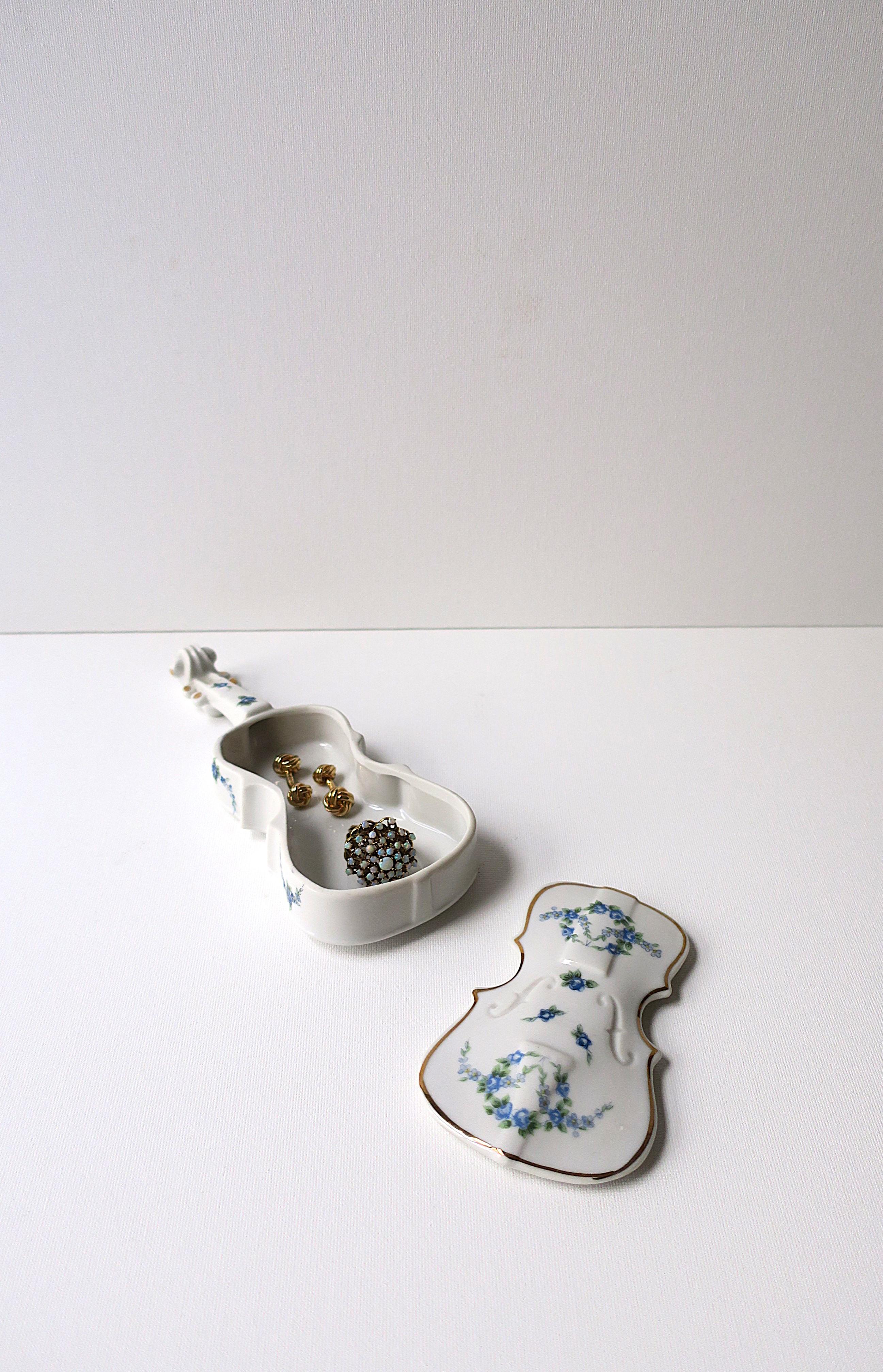 20th Century Porcelain Box with Chintz Design For Sale