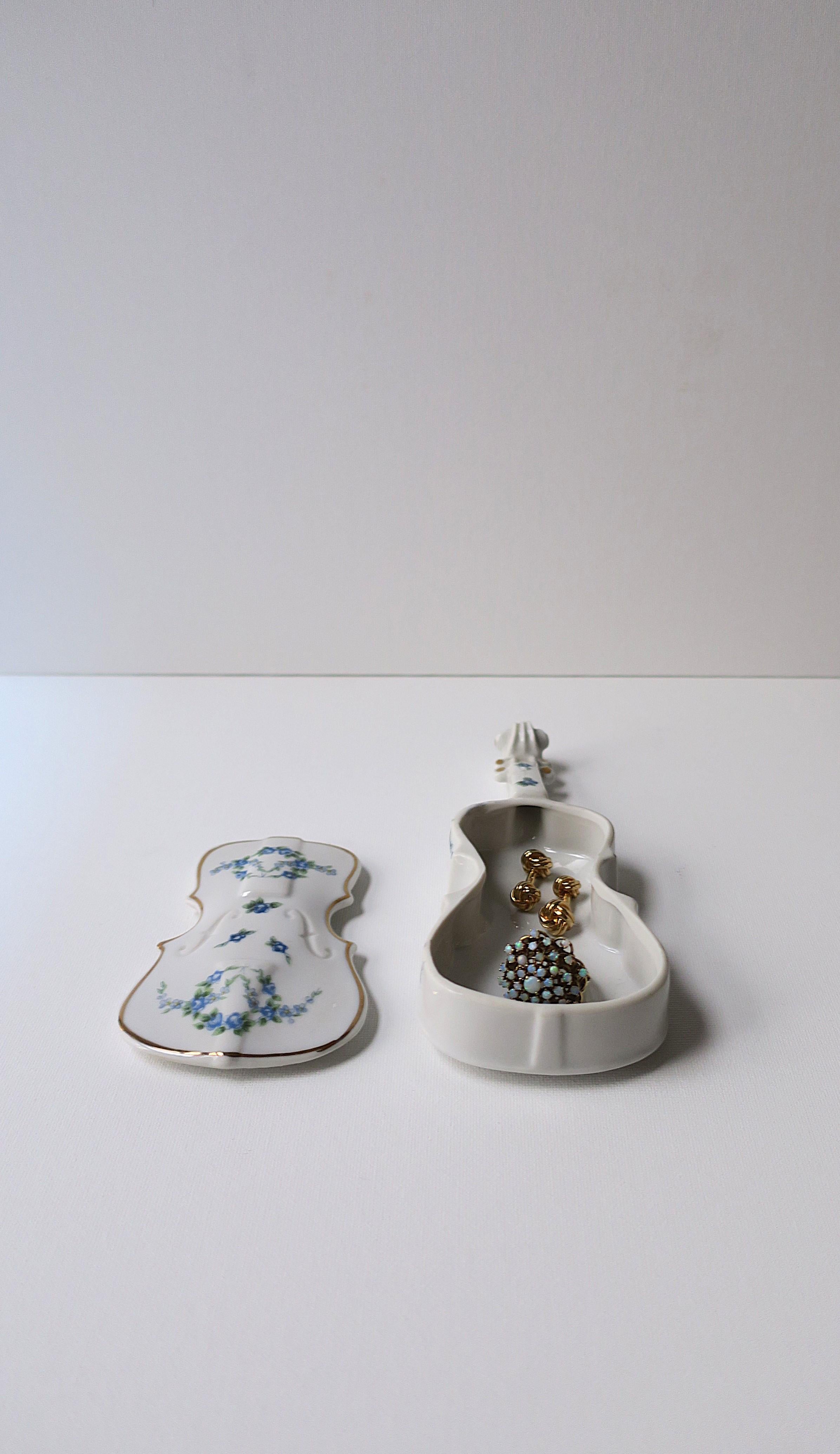 Porcelain Box with Chintz Design For Sale 1