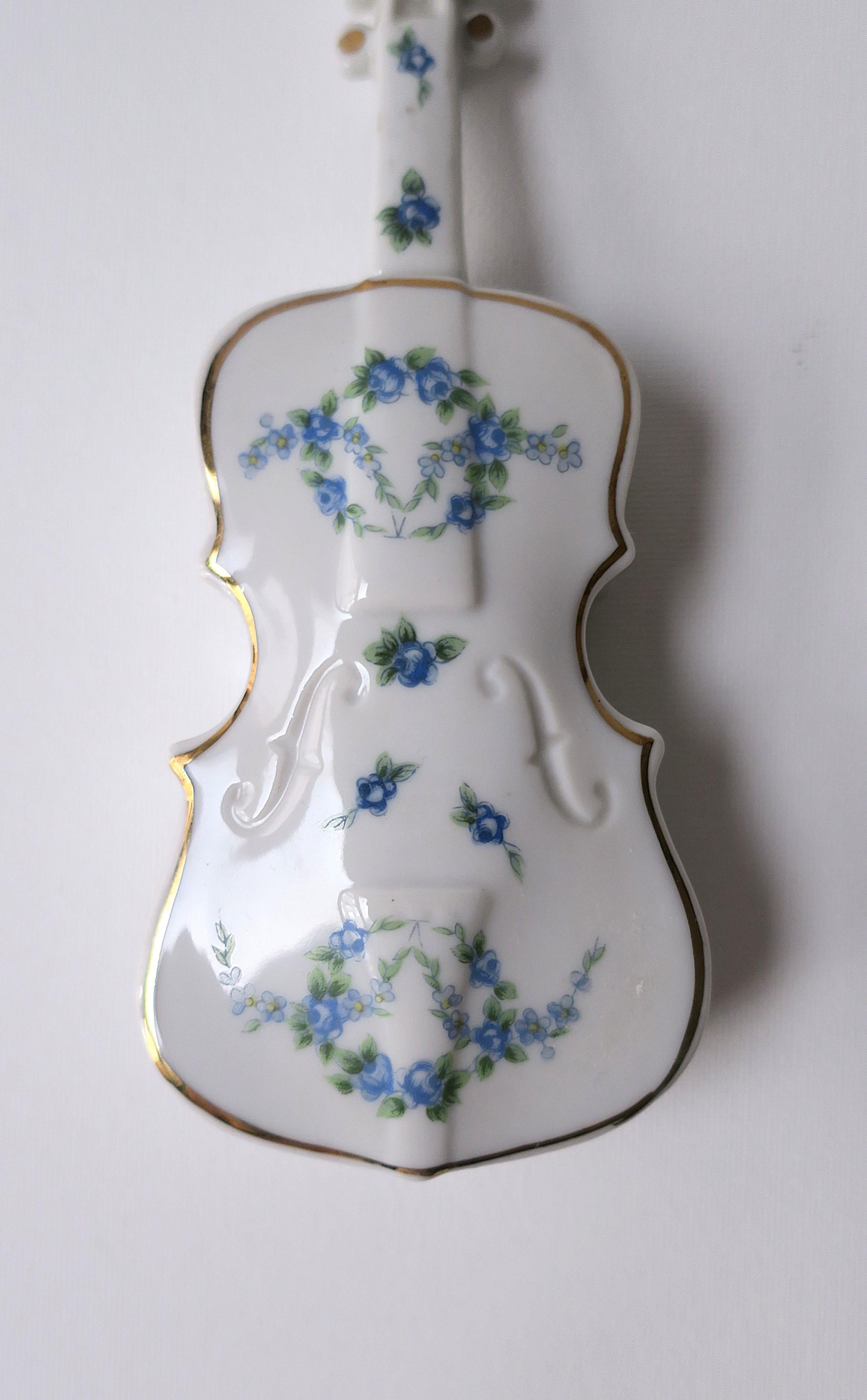 Porcelain Box with Chintz Design For Sale 2