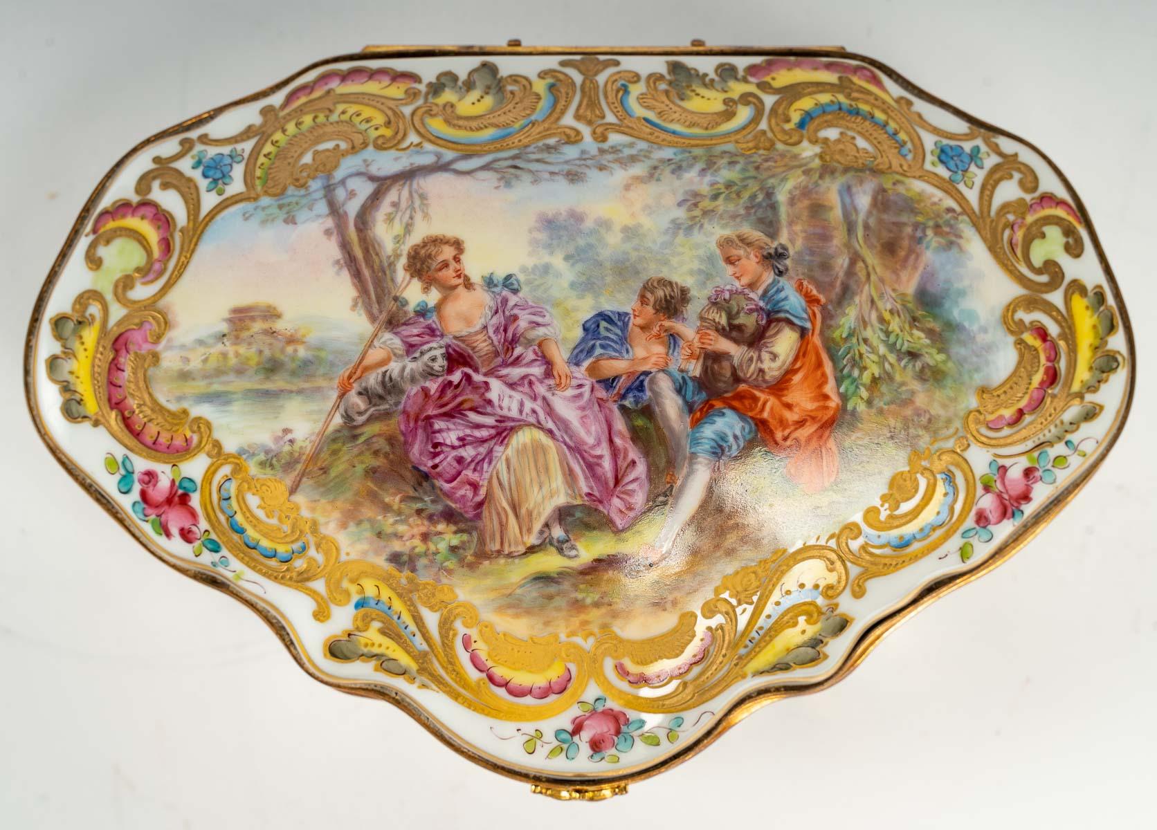 Porcelain Box with Elegant Scene, 19th Century In Good Condition In Saint-Ouen, FR