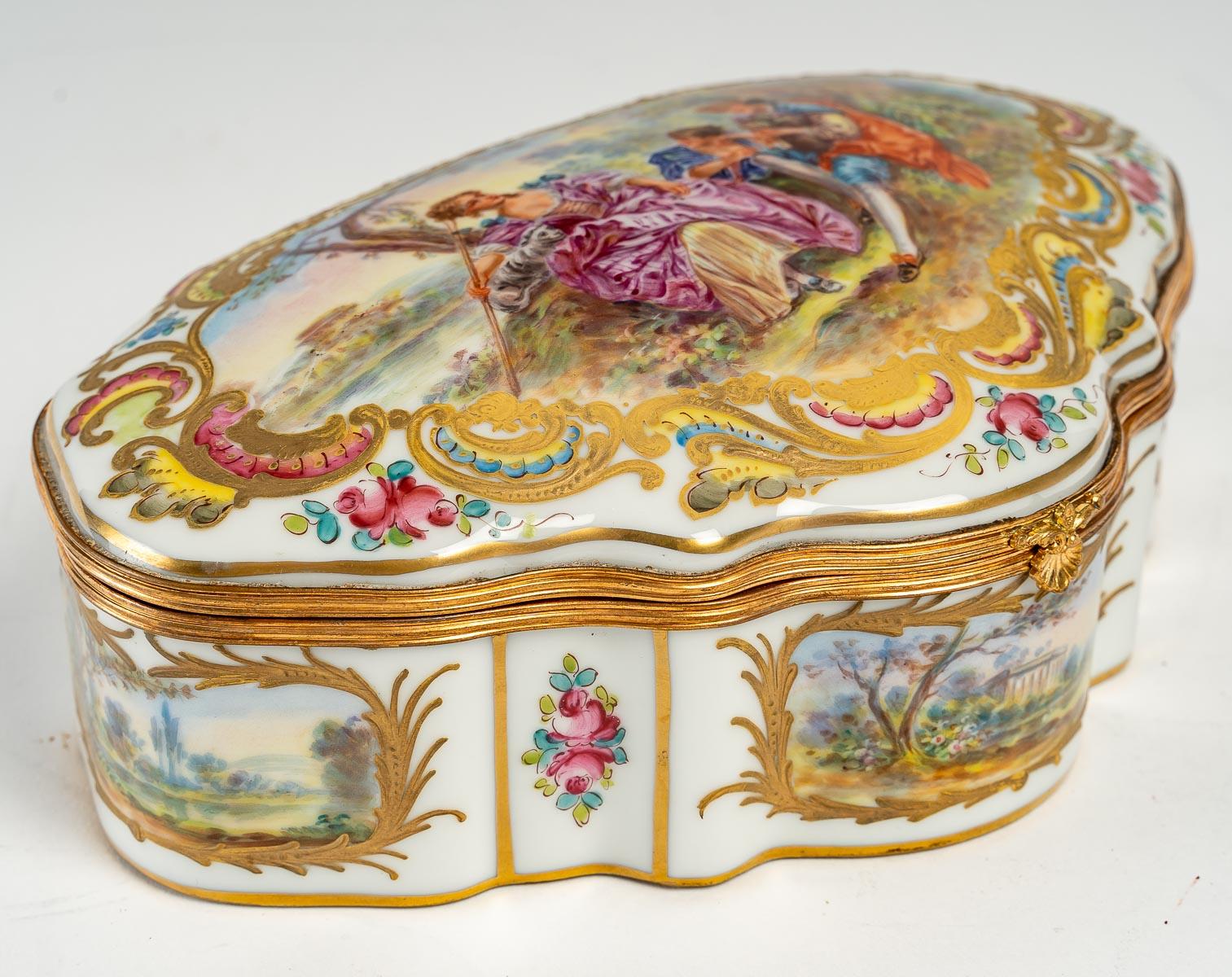 Porcelain Box with Elegant Scene, 19th Century 2