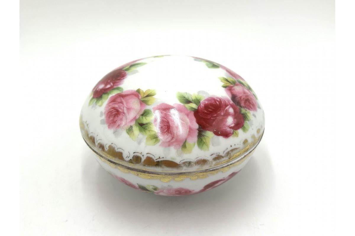Porzellandose mit Rosen (Rosenthal Chrysantheme Cacilie-Dekor)

Hergestellt von der Porzellanfabrik Karl Steinmann in Parowa (ehemals Tiefenfurt)

Signiert mit einer Marke, die in den Jahren 1910-1925 verwendet wurde.

Sehr guter Zustand, leichte