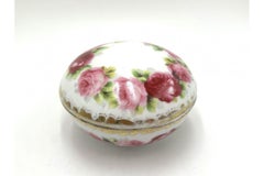 Porcelain box with roses, Steinmann's factory, Parowa (former Tiefenfurt), 1910