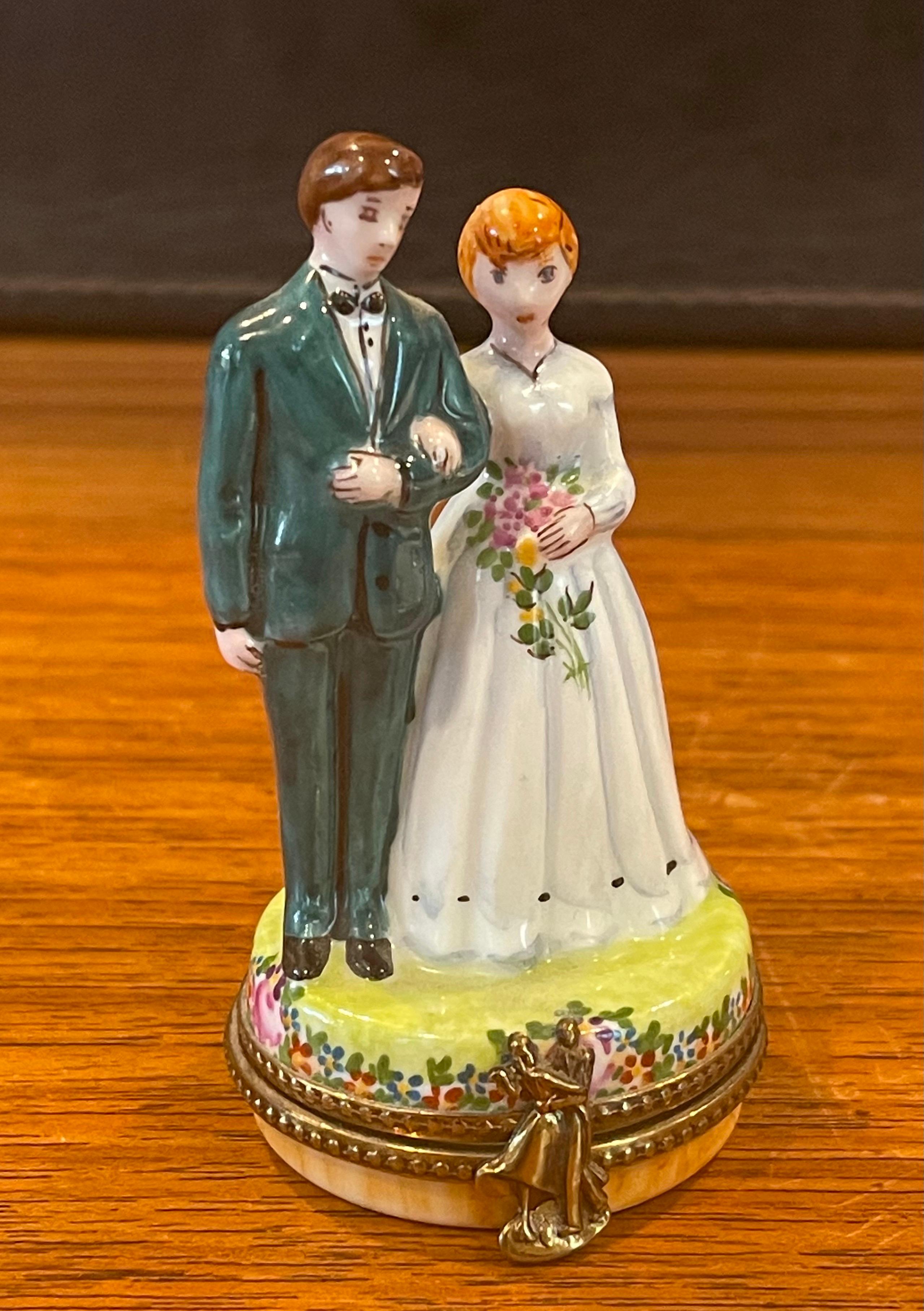 Beautiful porcelain peint main (hand painted) bride & groom / wedding couple trinket box by Rochard for Limoges, circa 1970s. This unusual piece is in very good vintage condition and measures 1.5