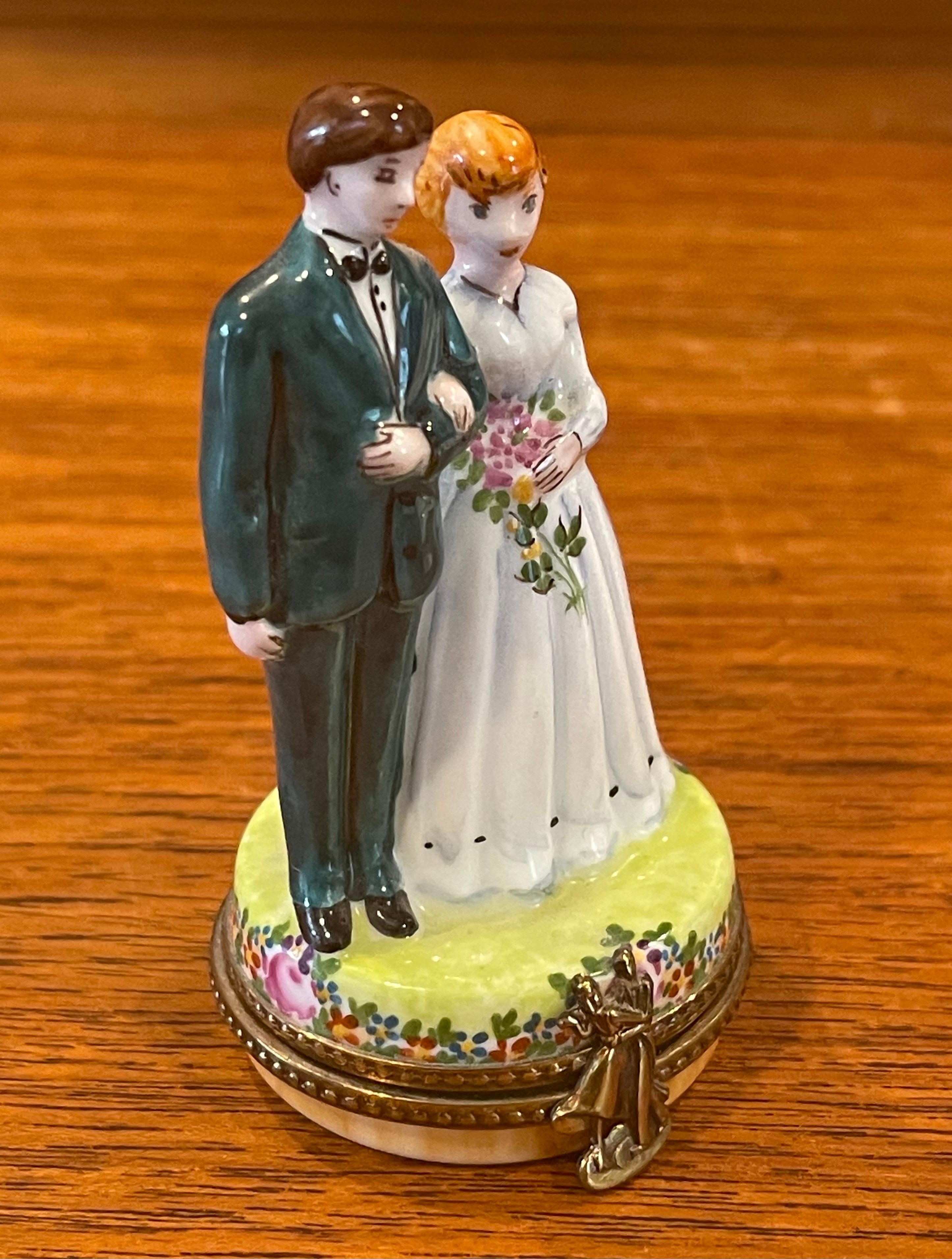 Porcelain Bride & Groom / Wedding Couple Trinket Box by Rochard for Limoges In Good Condition For Sale In San Diego, CA