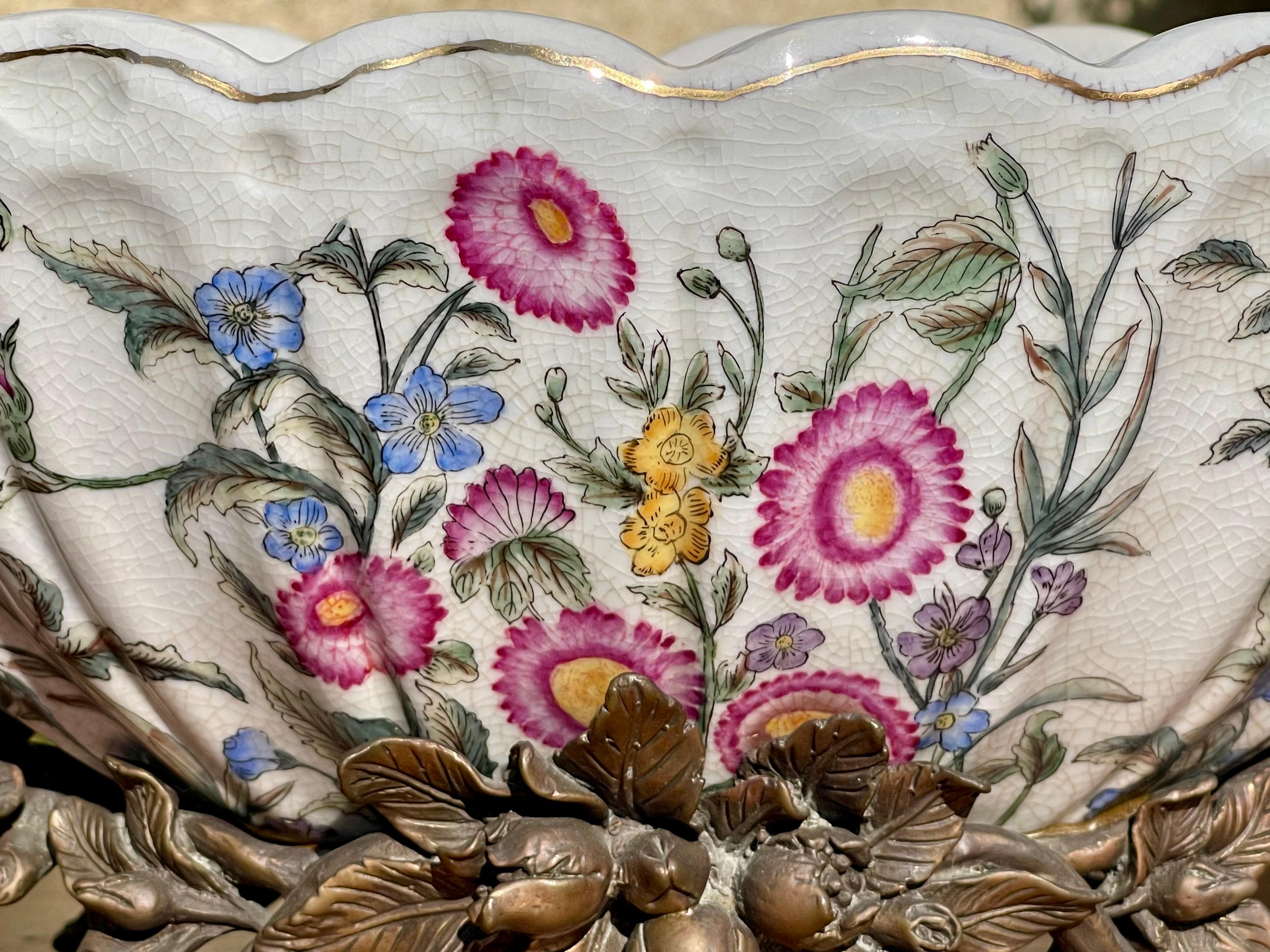 Cuenco de porcelana con montura de bronce con decoración floral en buen estado. Tiene el sello 