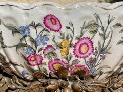 Porzellan- und Bronzebecher / Pflanzgefäß aus dem XX. Jahrhundert