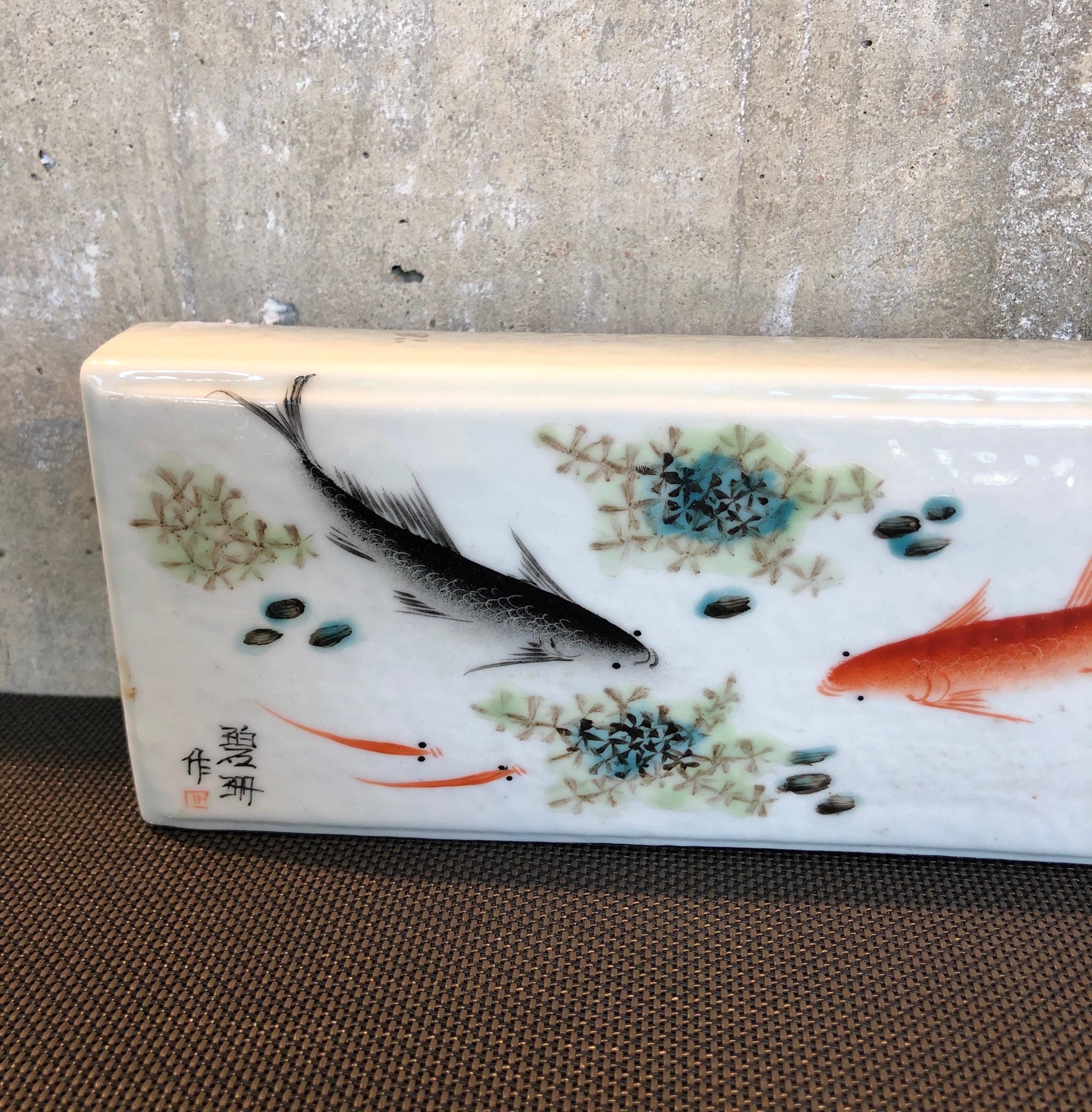 Porzellan-Bürstenständer mit lebhaften Fischbildern (Chinesisch) im Angebot