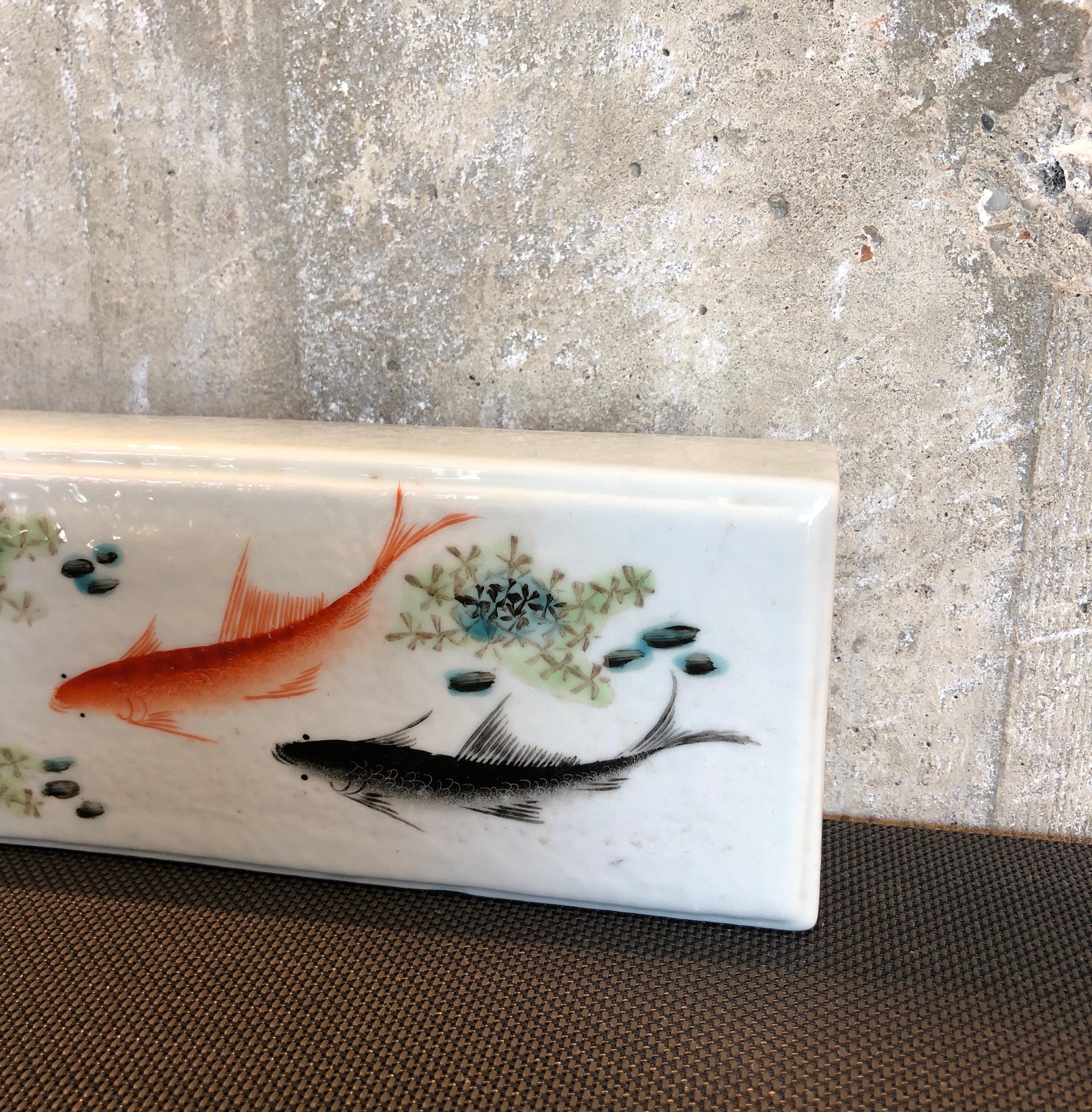 Porzellan-Bürstenständer mit lebhaften Fischbildern (Ende des 20. Jahrhunderts) im Angebot