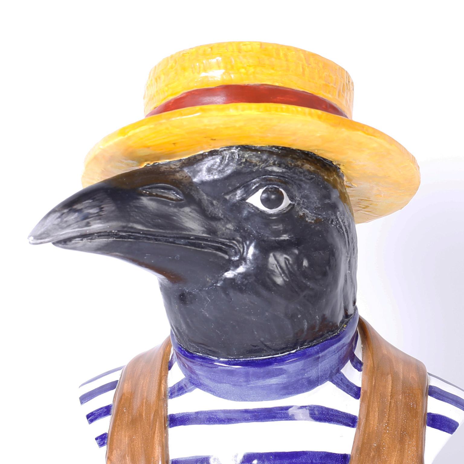 Stravagante busto in porcellana italiana di un corvo o di un uccello vestito con la classica camicia a righe e il cappello di paglia dei barcaioli veneziani. Firmato in basso Italia Reale Majolyca.
 