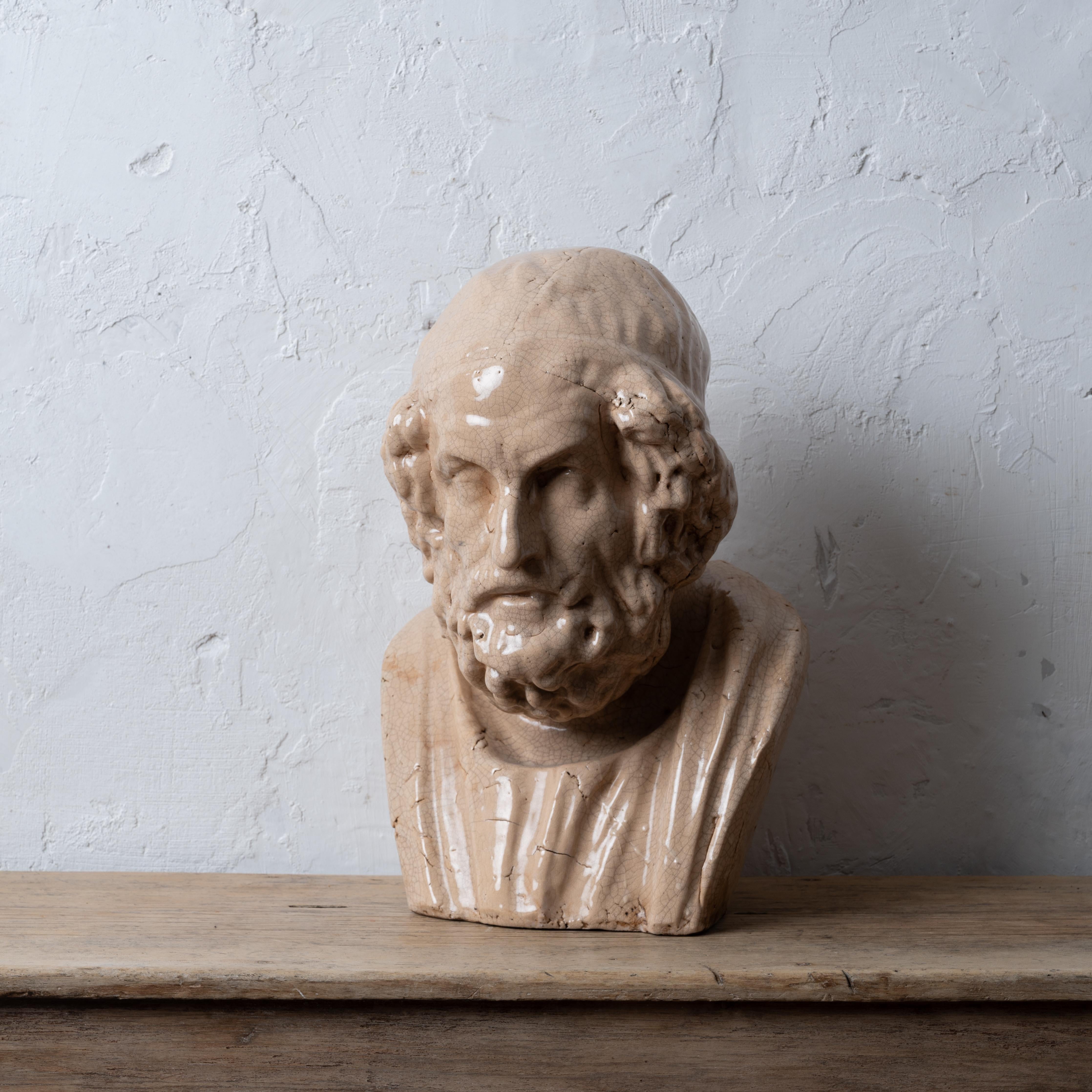 Un busto di Homer in porcellana con smalto crepla dopo l'antico, inglese, circa all'inizio del XX secolo.

13 pollici di larghezza per 12 pollici di profondità per 19 pollici di altezza

